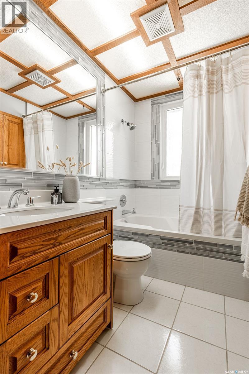 901 1St Street E, Saskatoon, SK - Indoor Photo Showing Bathroom