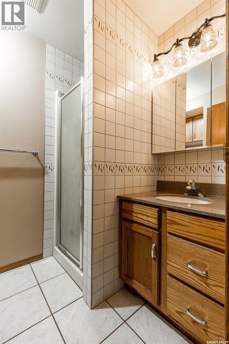 901 1St Street E, Saskatoon, SK - Indoor Photo Showing Bathroom