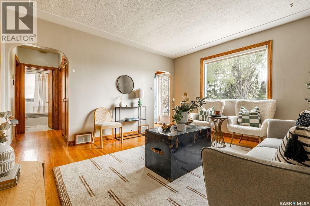 901 1St Street E, Saskatoon, SK - Indoor Photo Showing Living Room