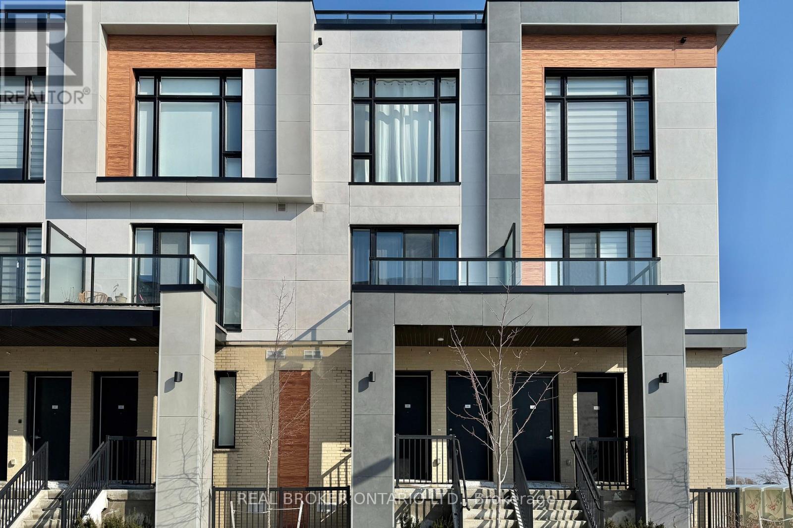 404 - 11 Steckley House Lane, Richmond Hill, ON - Outdoor With Facade