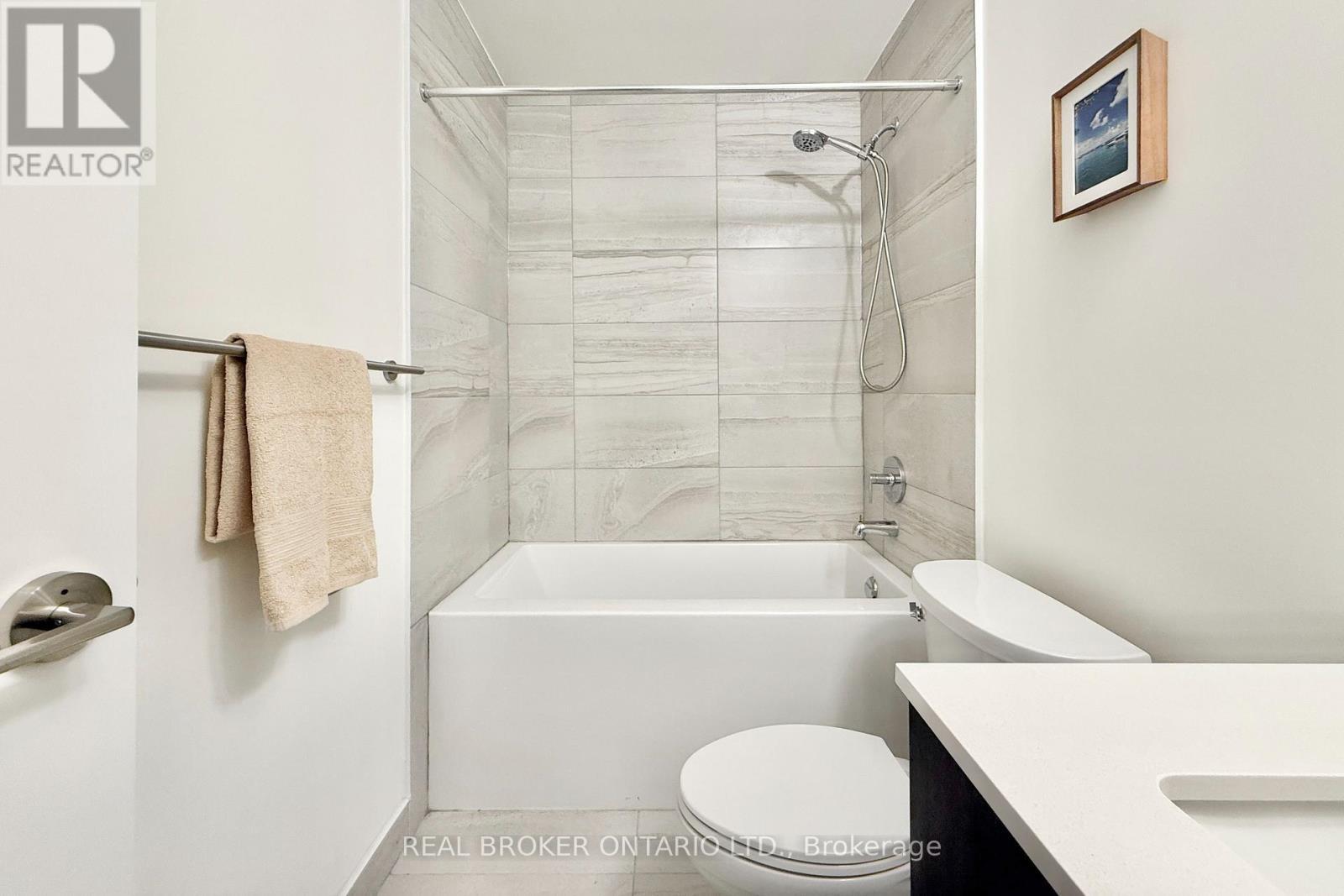 404 - 11 Steckley House Lane, Richmond Hill, ON - Indoor Photo Showing Bathroom