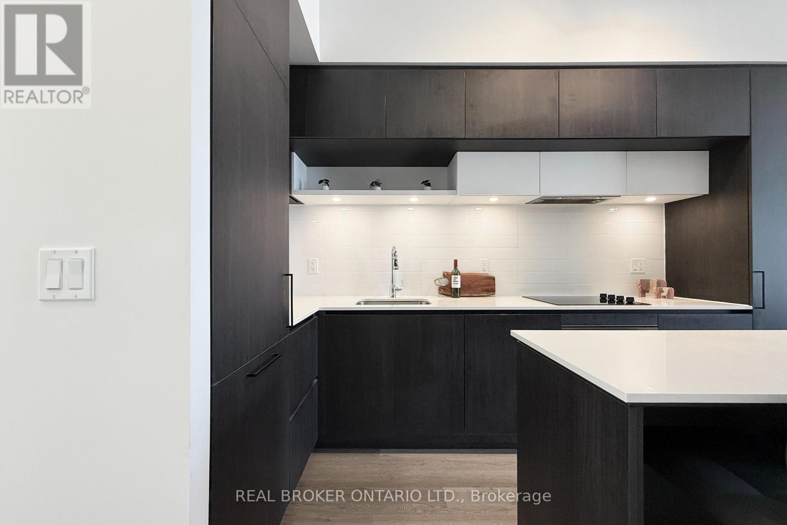 404 - 11 Steckley House Lane, Richmond Hill, ON - Indoor Photo Showing Kitchen