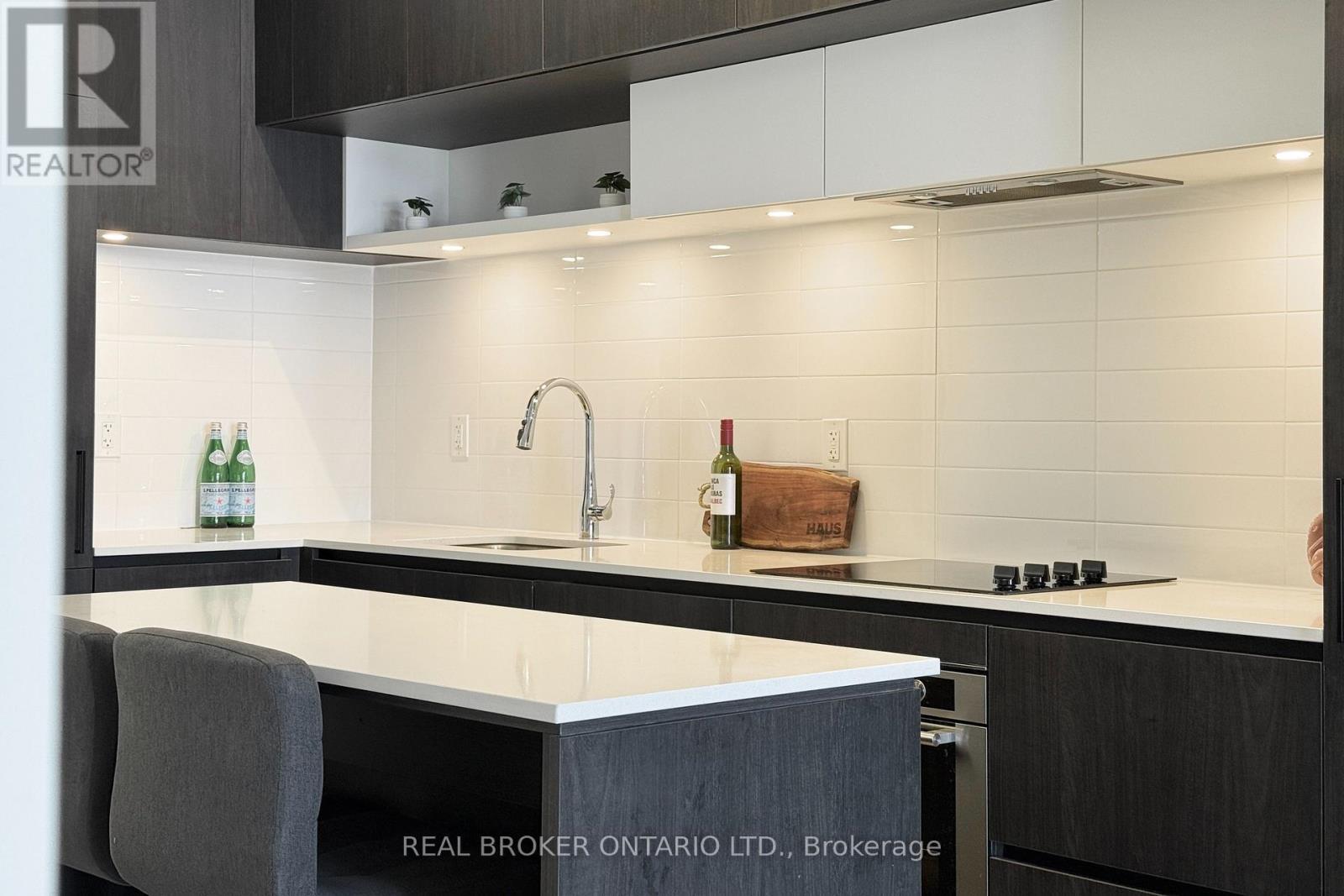 404 - 11 Steckley House Lane, Richmond Hill, ON - Indoor Photo Showing Kitchen