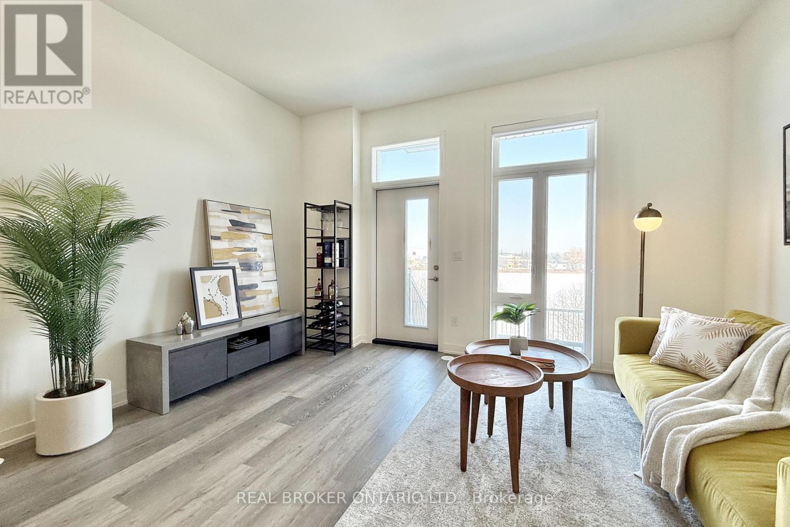 404 - 11 Steckley House Lane, Richmond Hill, ON - Indoor