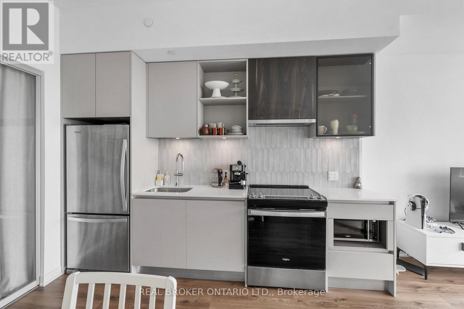328 - 405 Dundast Street W, Oakville, ON - Indoor Photo Showing Kitchen With Upgraded Kitchen