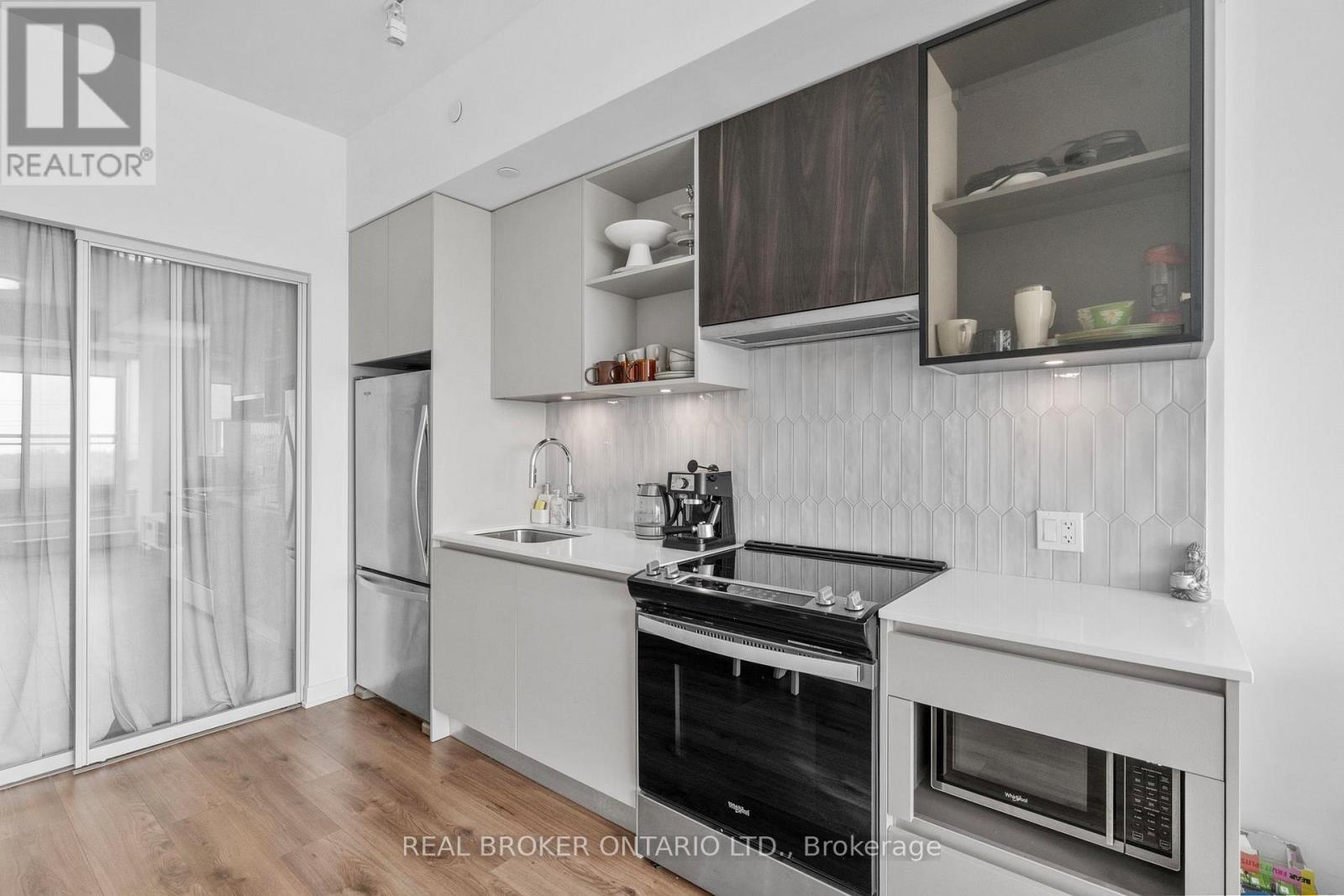 328 - 405 Dundast Street W, Oakville, ON - Indoor Photo Showing Kitchen