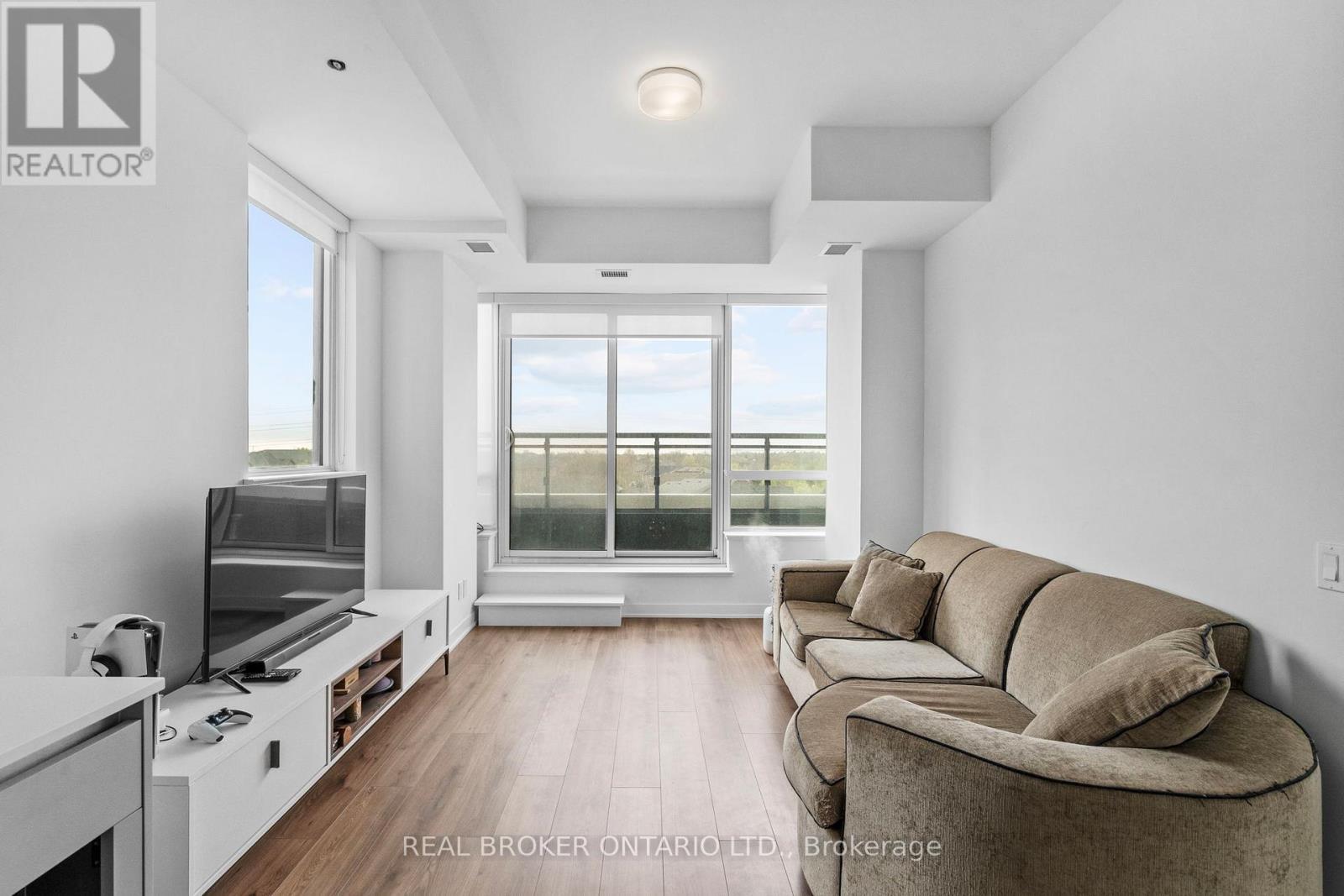 328 - 405 Dundast Street W, Oakville, ON - Indoor Photo Showing Living Room