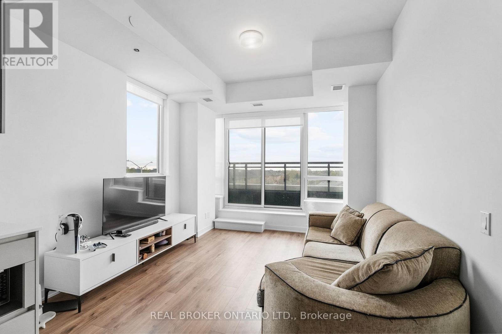 328 - 405 Dundast Street W, Oakville, ON - Indoor Photo Showing Living Room