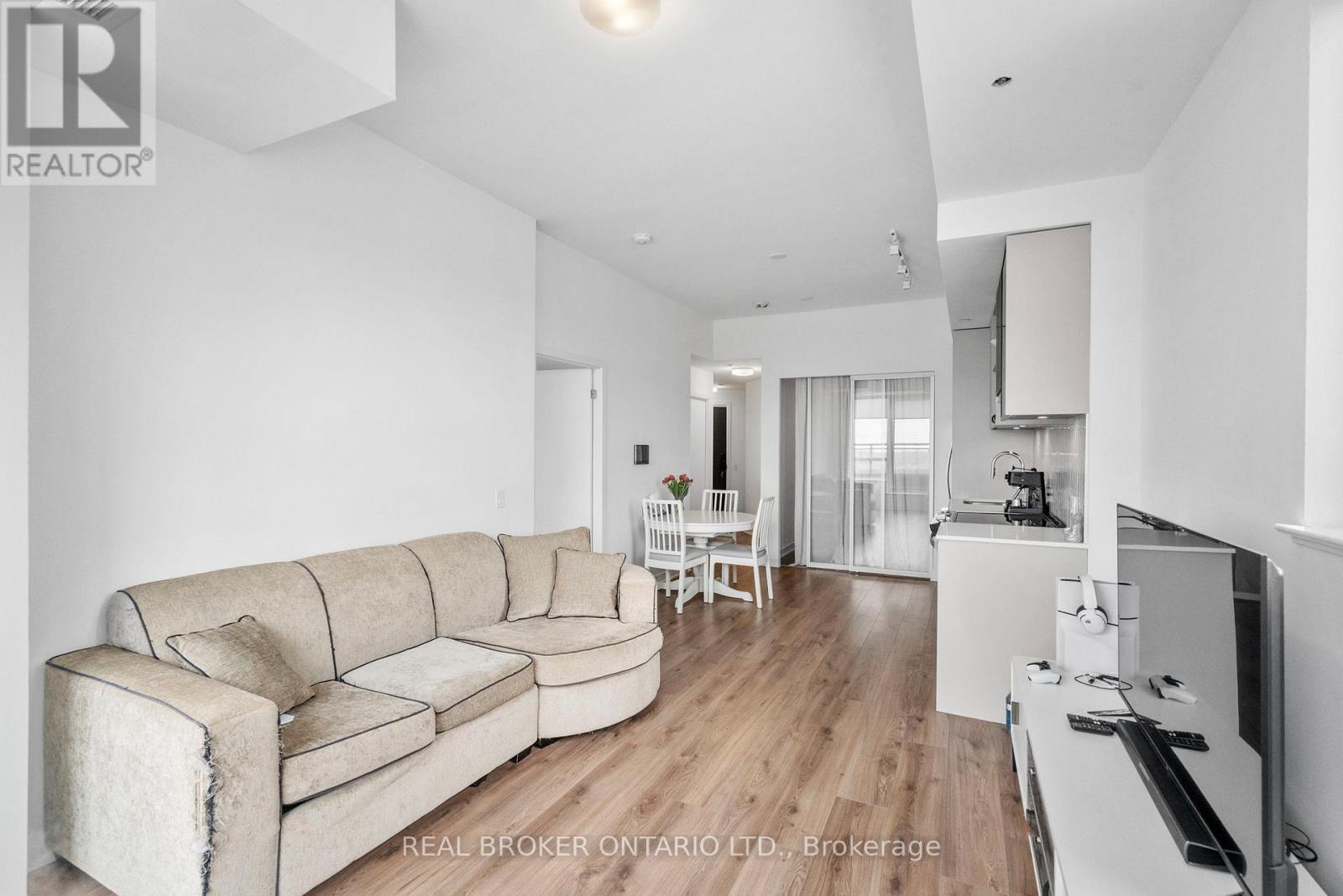 328 - 405 Dundast Street W, Oakville, ON - Indoor Photo Showing Living Room
