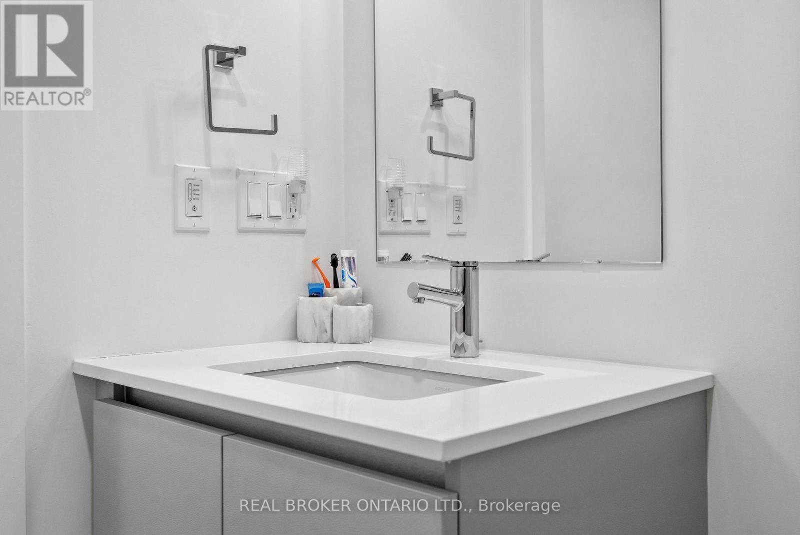 328 - 405 Dundast Street W, Oakville, ON - Indoor Photo Showing Bathroom