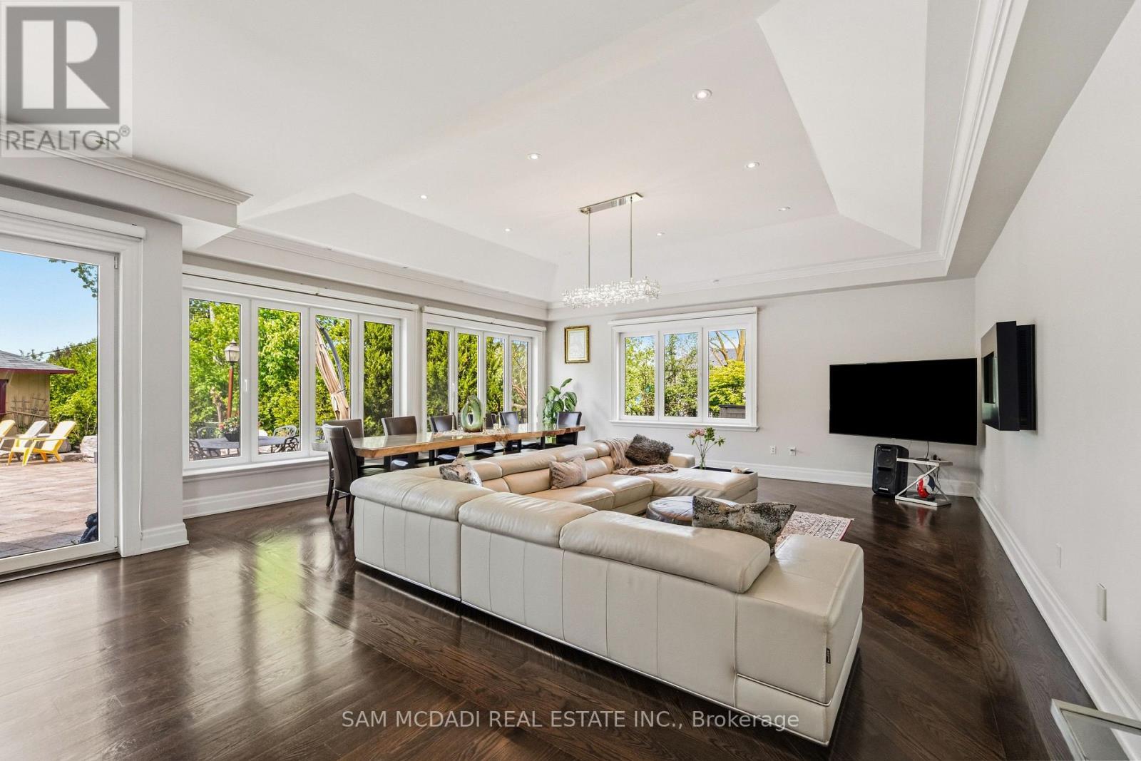 2411 Thorn Lodge Drive, Mississauga, ON - Indoor Photo Showing Living Room
