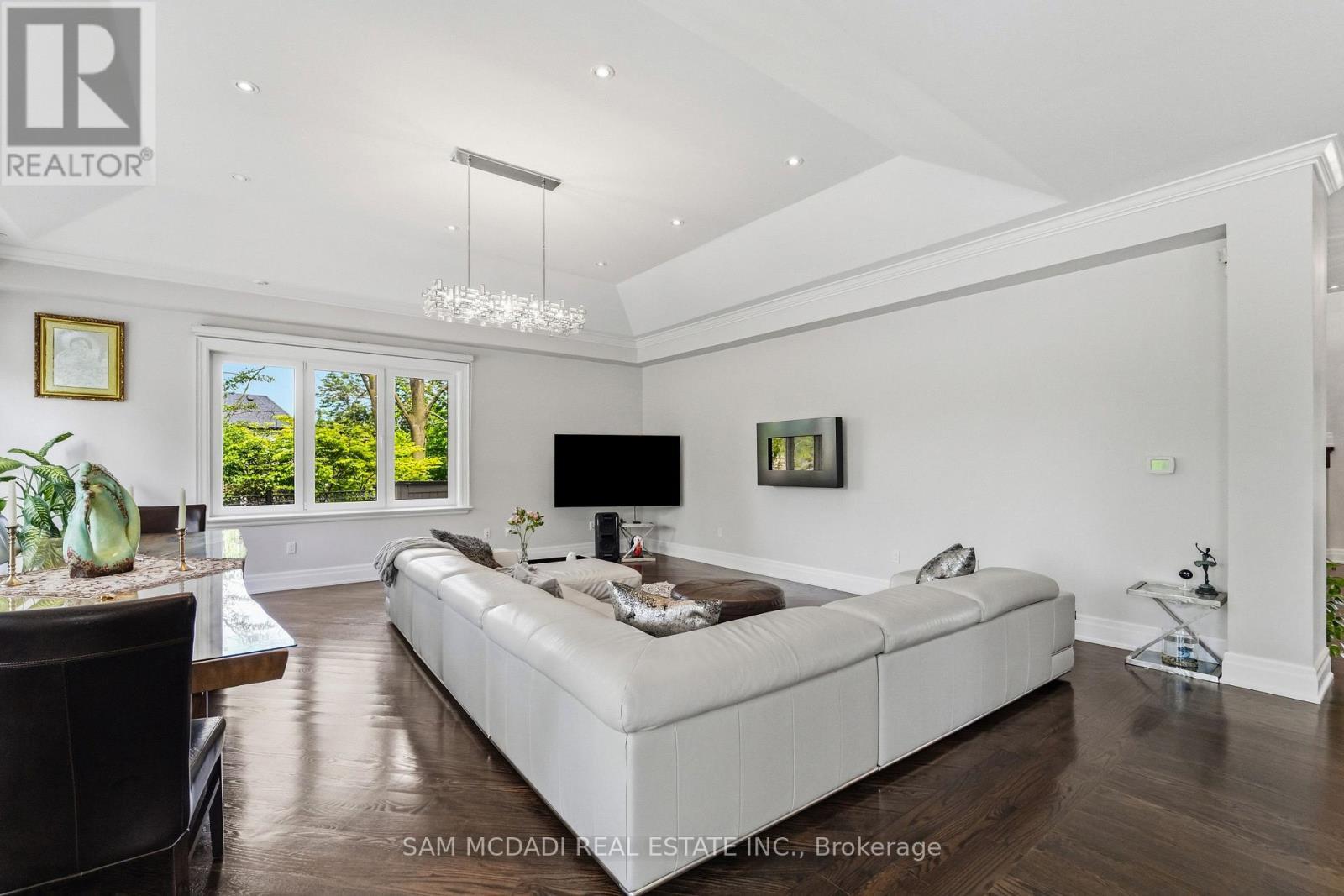 2411 Thorn Lodge Drive, Mississauga, ON - Indoor Photo Showing Living Room