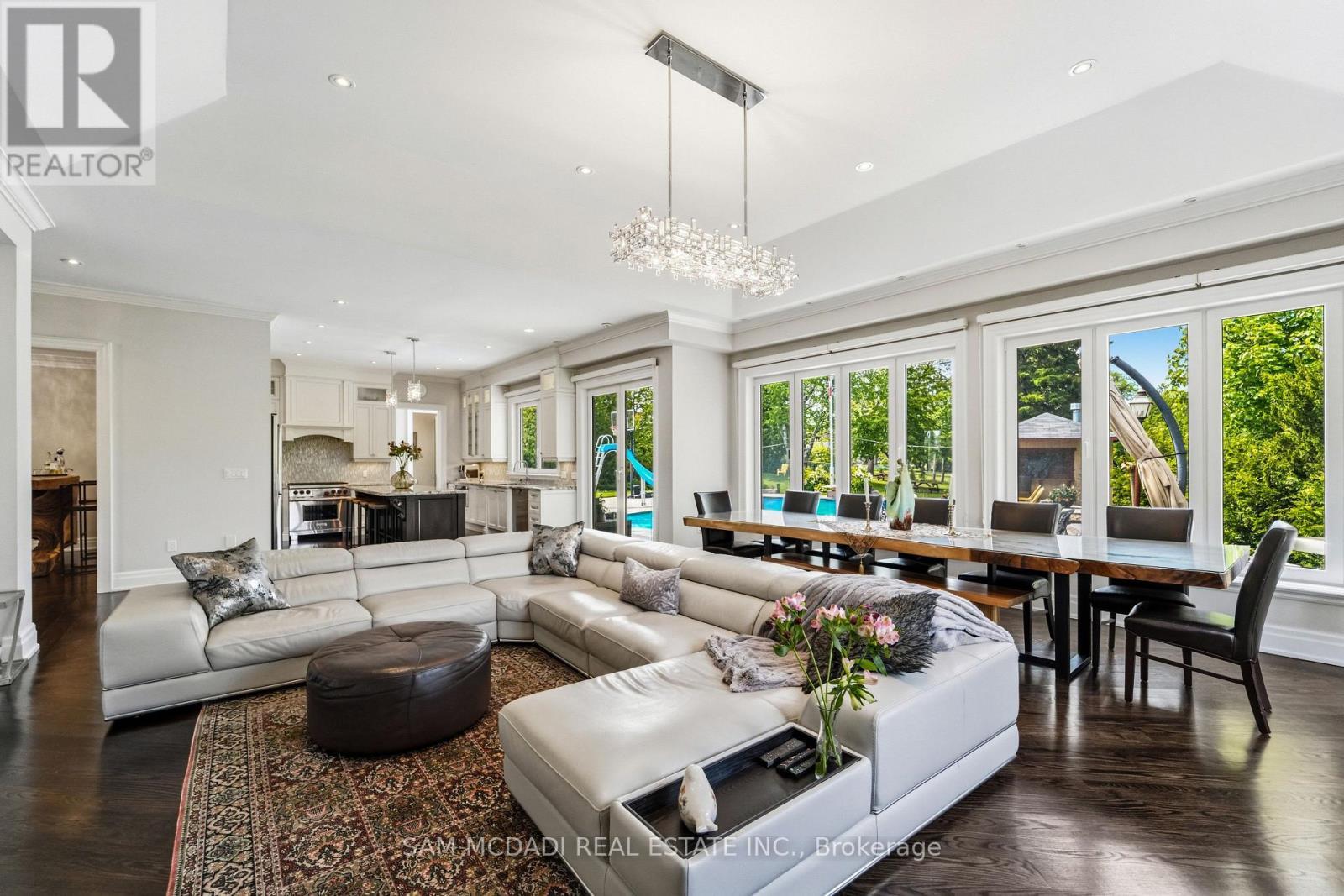2411 Thorn Lodge Drive, Mississauga, ON - Indoor Photo Showing Living Room