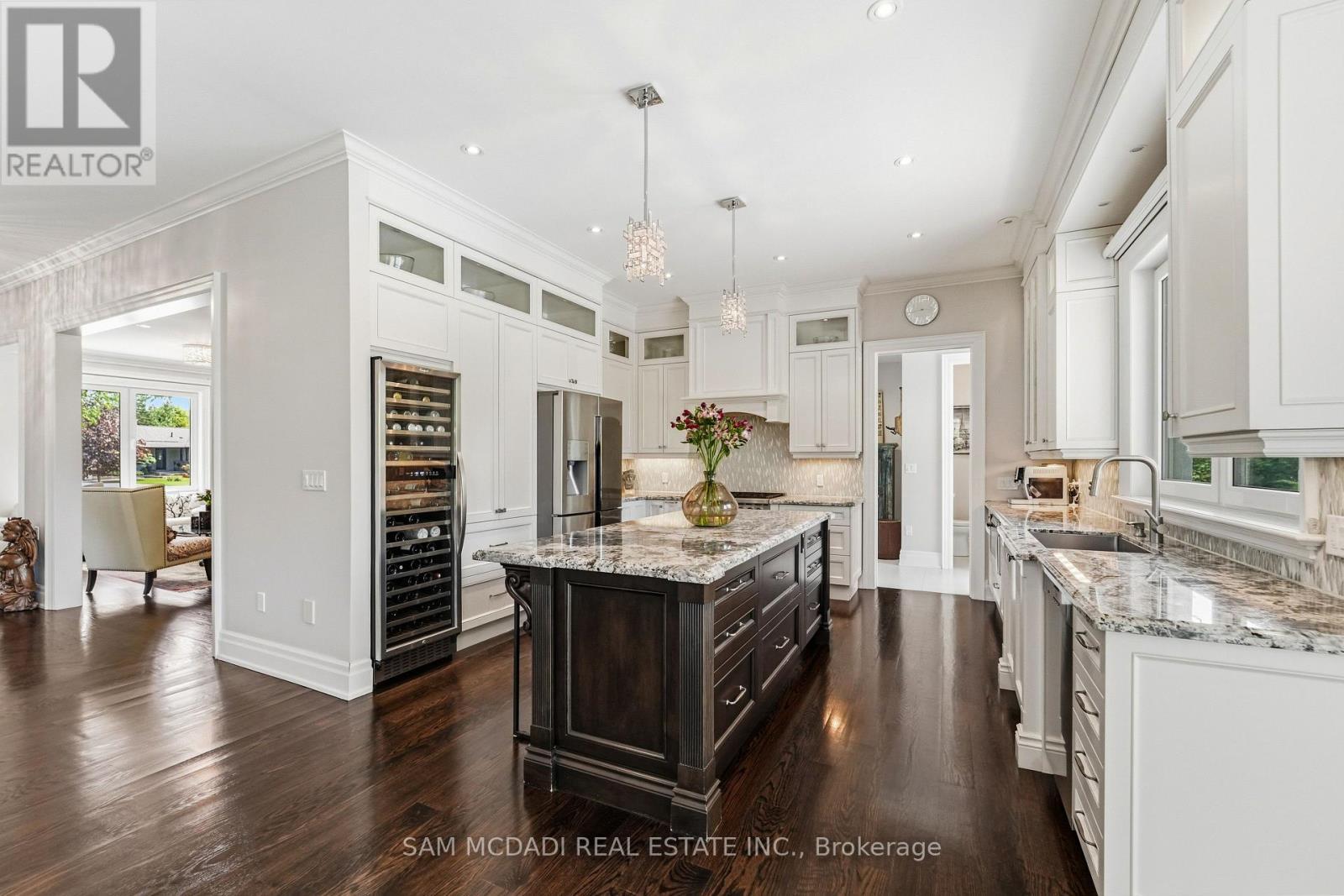 2411 Thorn Lodge Drive, Mississauga, ON - Indoor Photo Showing Kitchen With Upgraded Kitchen