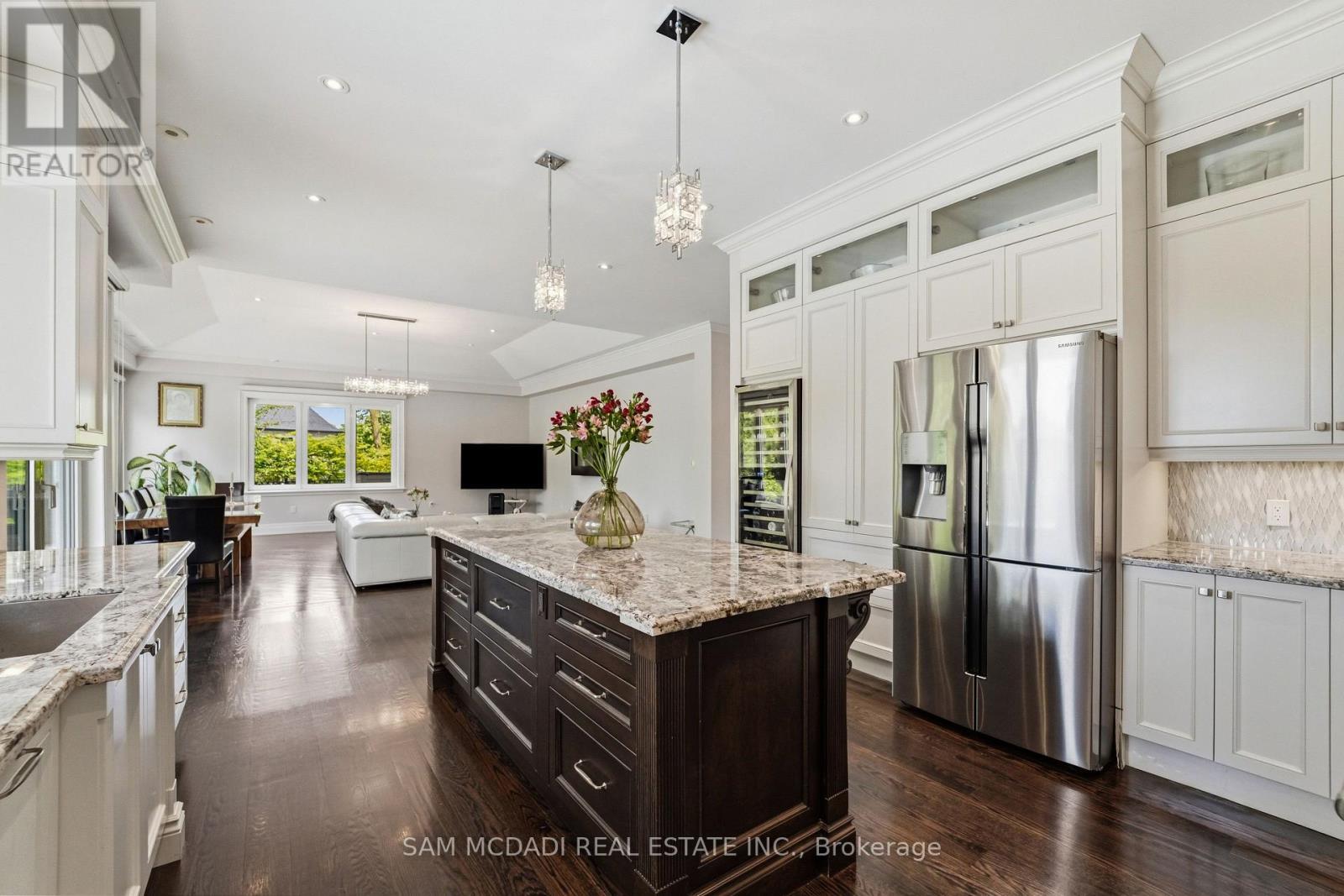 2411 Thorn Lodge Drive, Mississauga, ON - Indoor Photo Showing Kitchen With Upgraded Kitchen