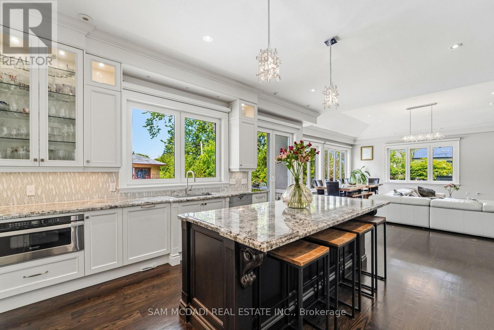 2411 Thorn Lodge Drive, Mississauga, ON - Indoor Photo Showing Kitchen With Upgraded Kitchen