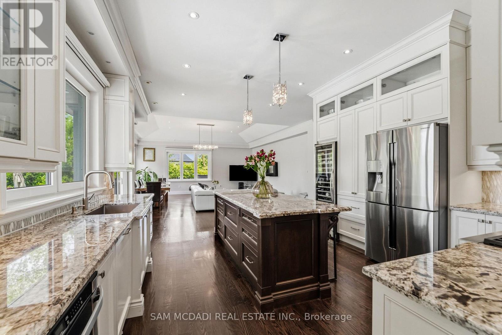 2411 Thorn Lodge Drive, Mississauga, ON - Indoor Photo Showing Kitchen With Upgraded Kitchen