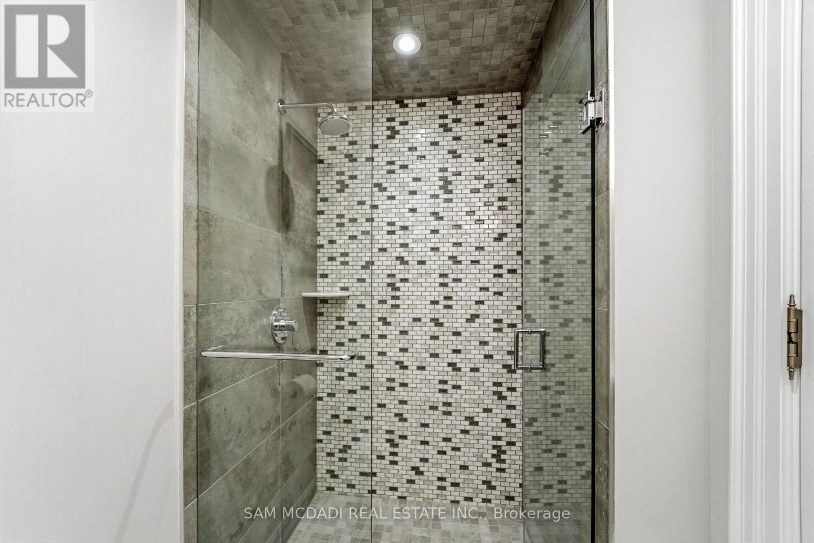 2411 Thorn Lodge Drive, Mississauga, ON - Indoor Photo Showing Bathroom