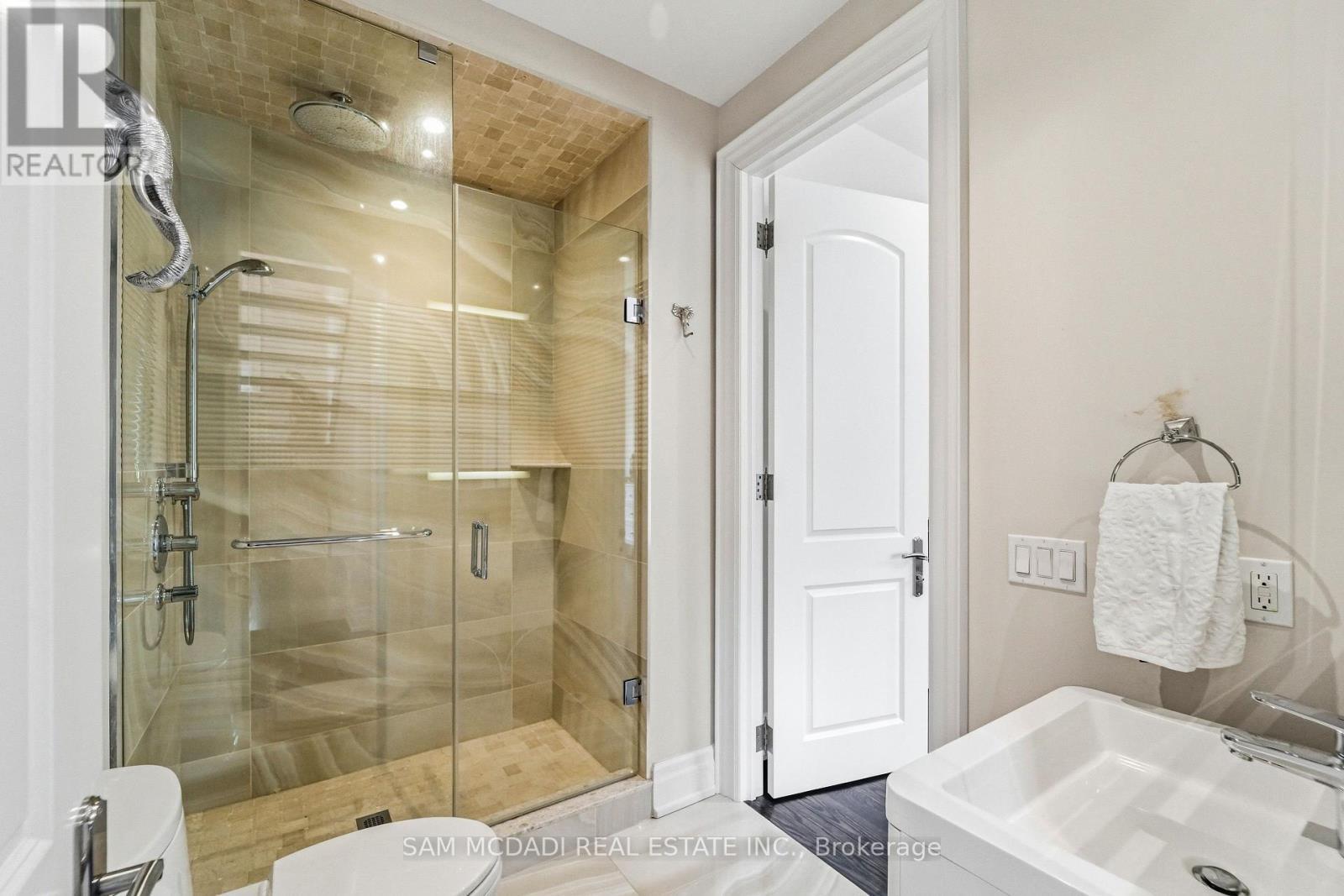2411 Thorn Lodge Drive, Mississauga, ON - Indoor Photo Showing Bathroom
