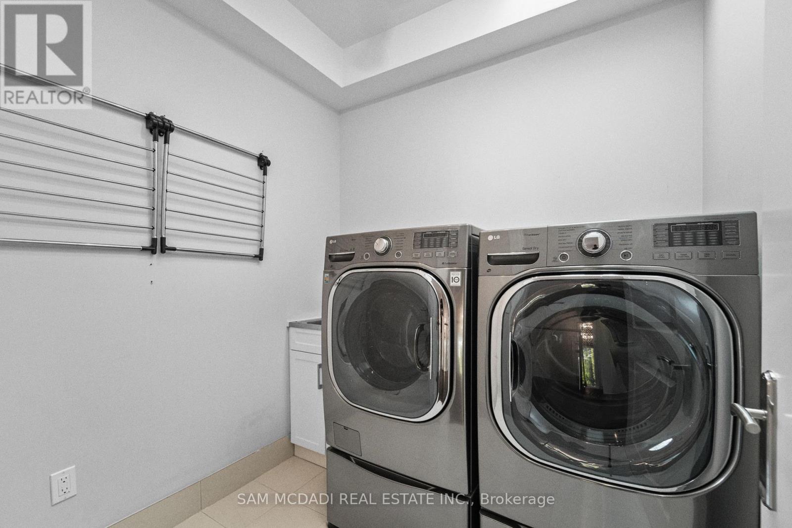 2411 Thorn Lodge Drive, Mississauga, ON - Indoor Photo Showing Laundry Room