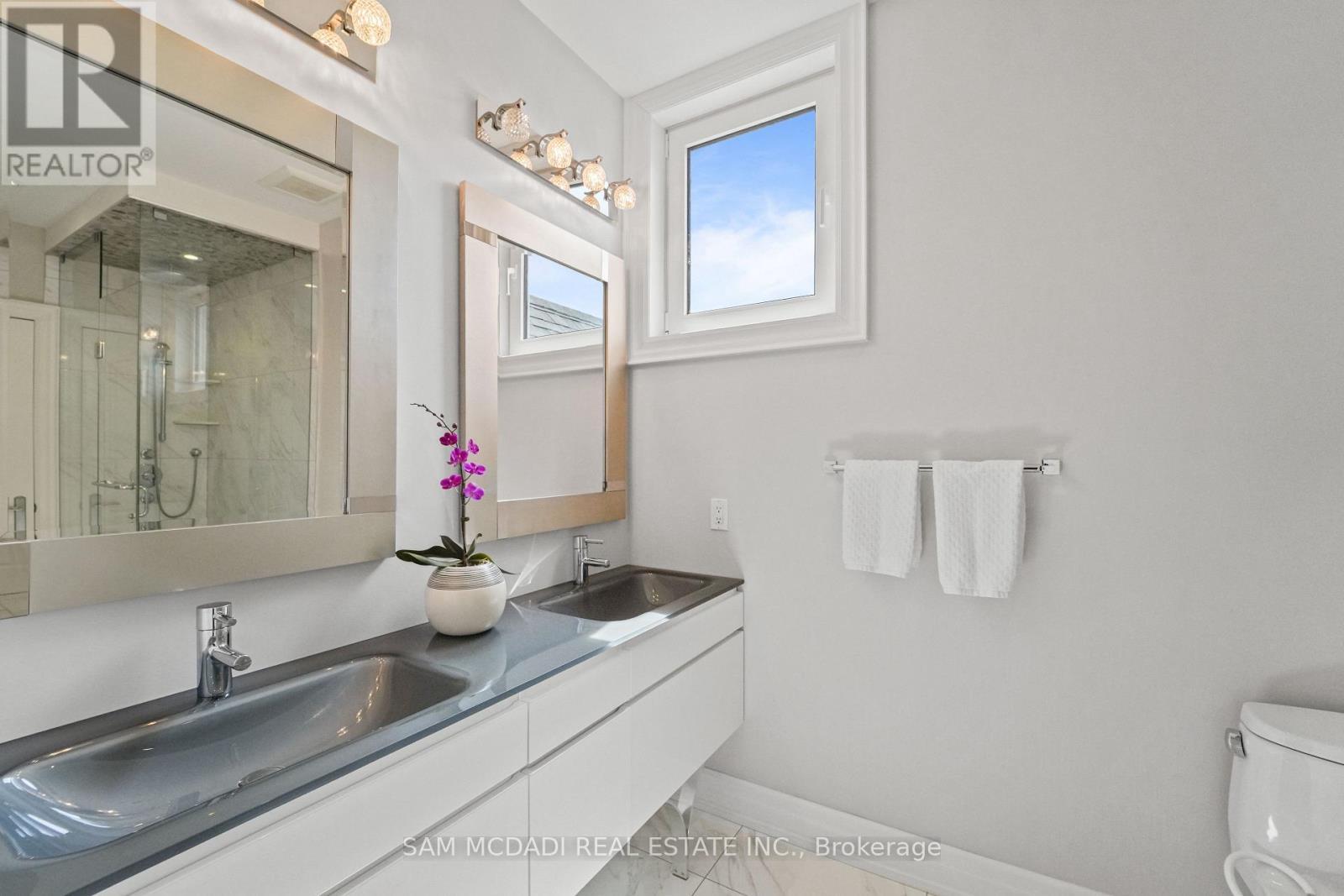2411 Thorn Lodge Drive, Mississauga, ON - Indoor Photo Showing Bathroom