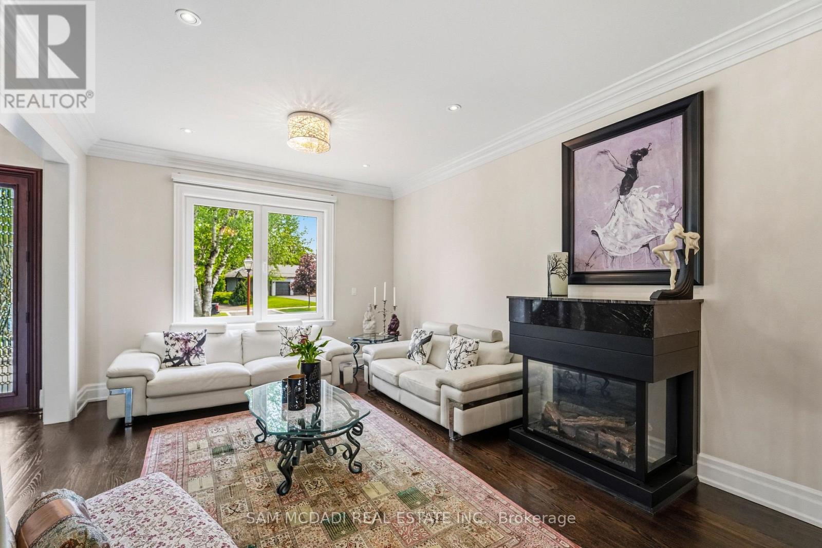 2411 Thorn Lodge Drive, Mississauga, ON - Indoor Photo Showing Living Room
