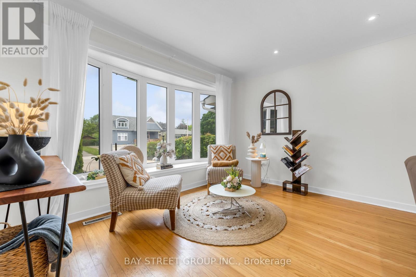 8 Glenbarr Road, St. Catharines, ON - Indoor Photo Showing Living Room