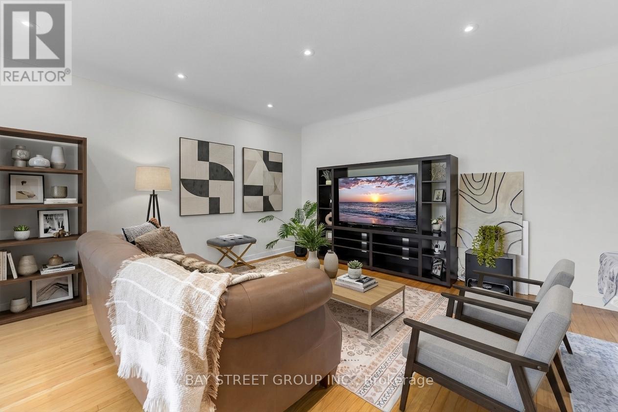 8 Glenbarr Road, St. Catharines, ON - Indoor Photo Showing Living Room