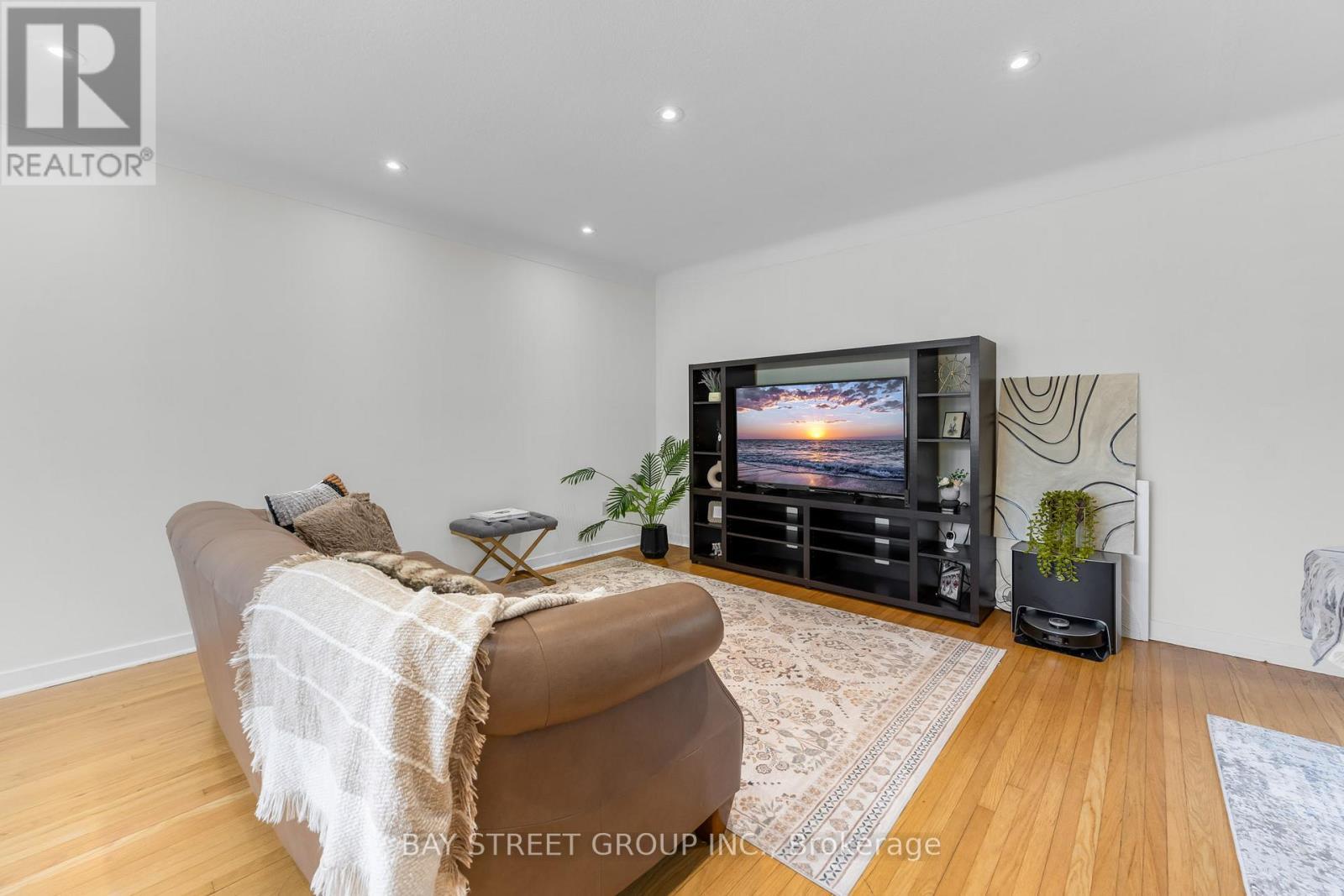 8 Glenbarr Road, St. Catharines, ON - Indoor Photo Showing Living Room