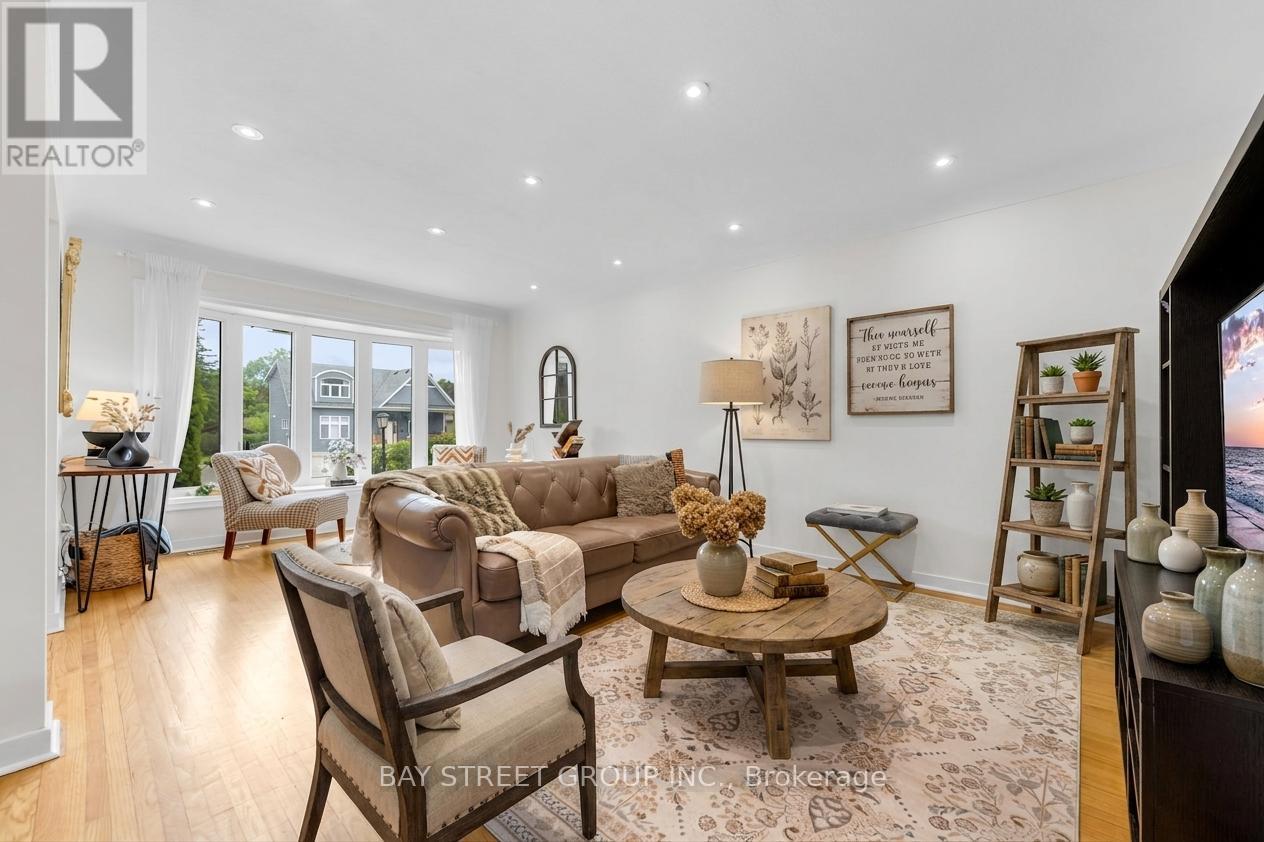 8 Glenbarr Road, St. Catharines, ON - Indoor Photo Showing Living Room