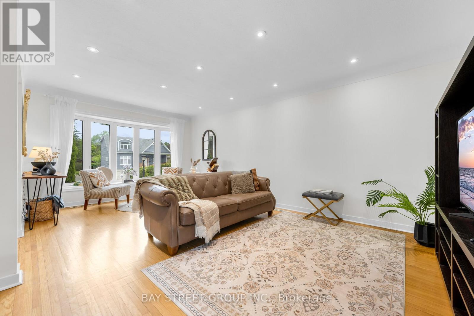 8 Glenbarr Road, St. Catharines, ON - Indoor Photo Showing Living Room