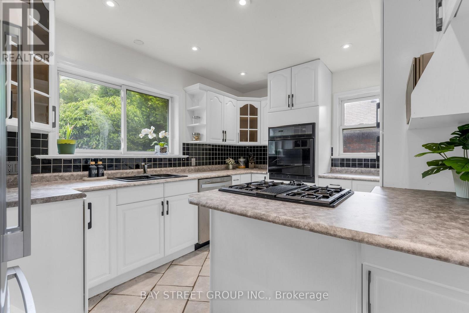 8 Glenbarr Road, St. Catharines, ON - Indoor Photo Showing Kitchen