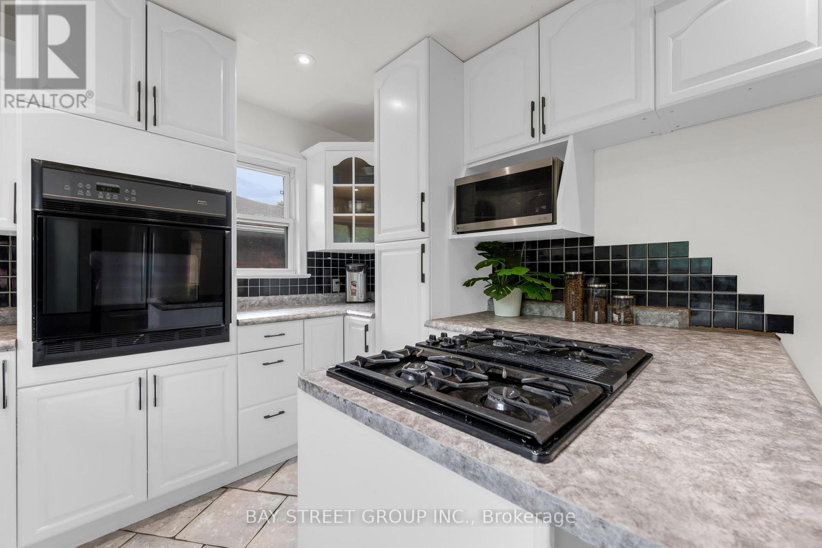 8 Glenbarr Road, St. Catharines, ON - Indoor Photo Showing Kitchen