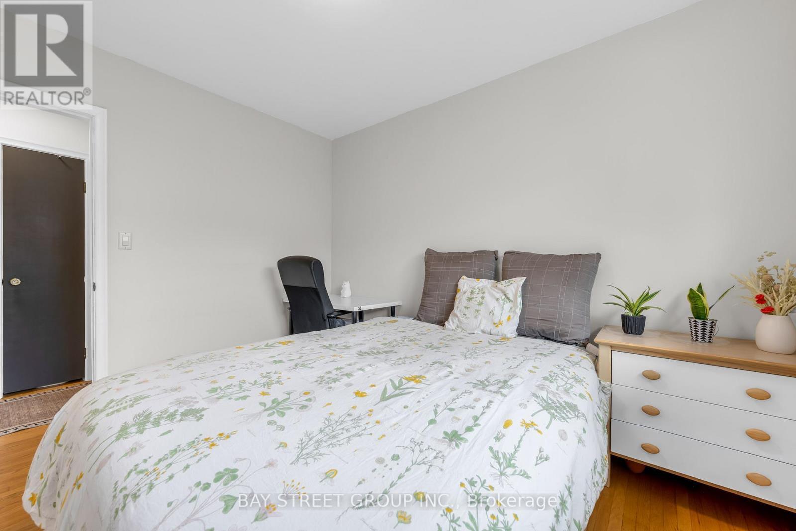 8 Glenbarr Road, St. Catharines, ON - Indoor Photo Showing Bedroom