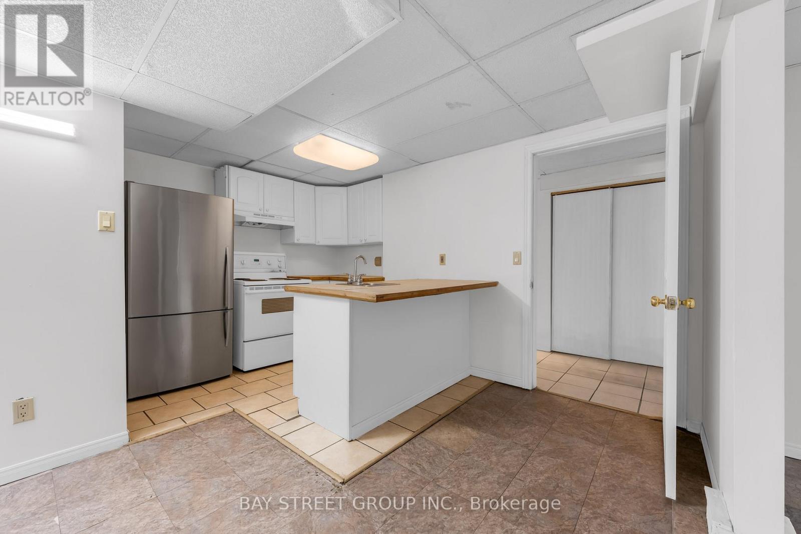 8 Glenbarr Road, St. Catharines, ON - Indoor Photo Showing Kitchen