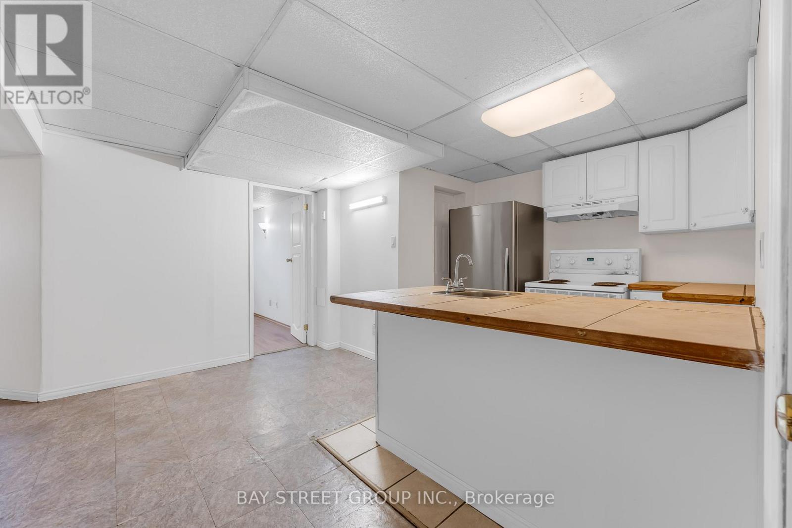 8 Glenbarr Road, St. Catharines, ON - Indoor Photo Showing Kitchen