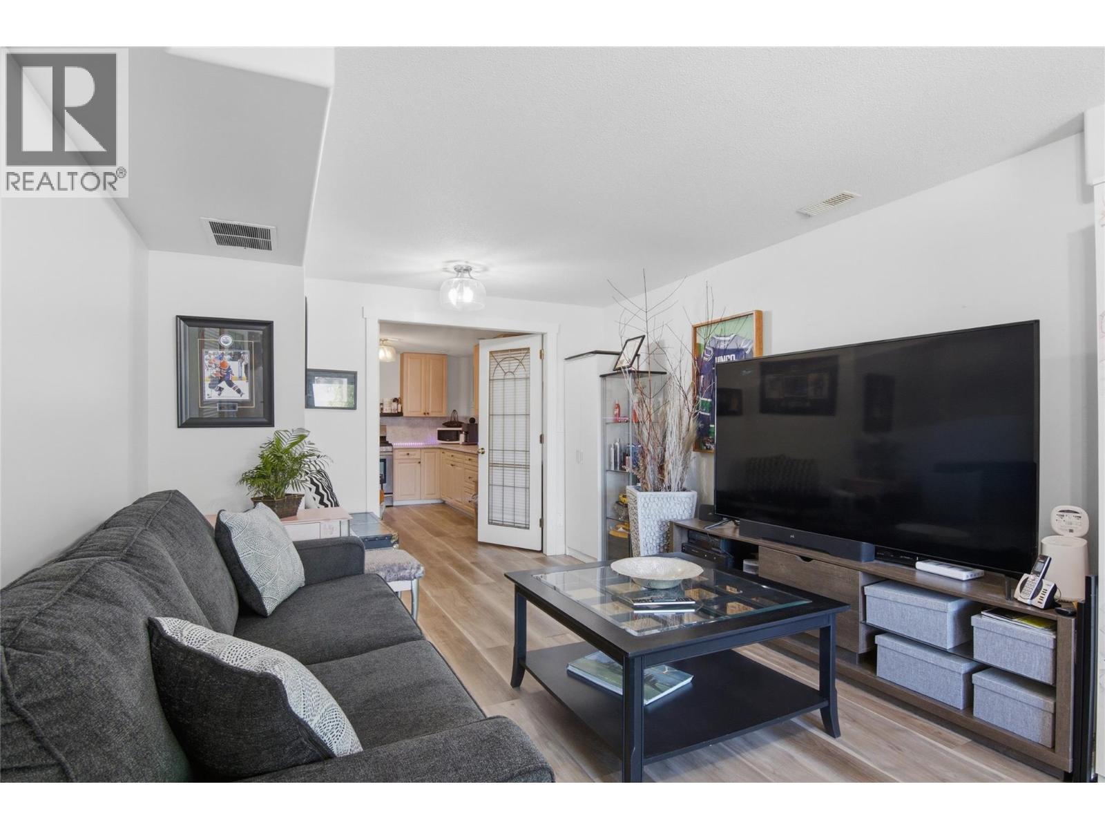 87 Thor Drive, Kamloops, BC - Indoor Photo Showing Living Room