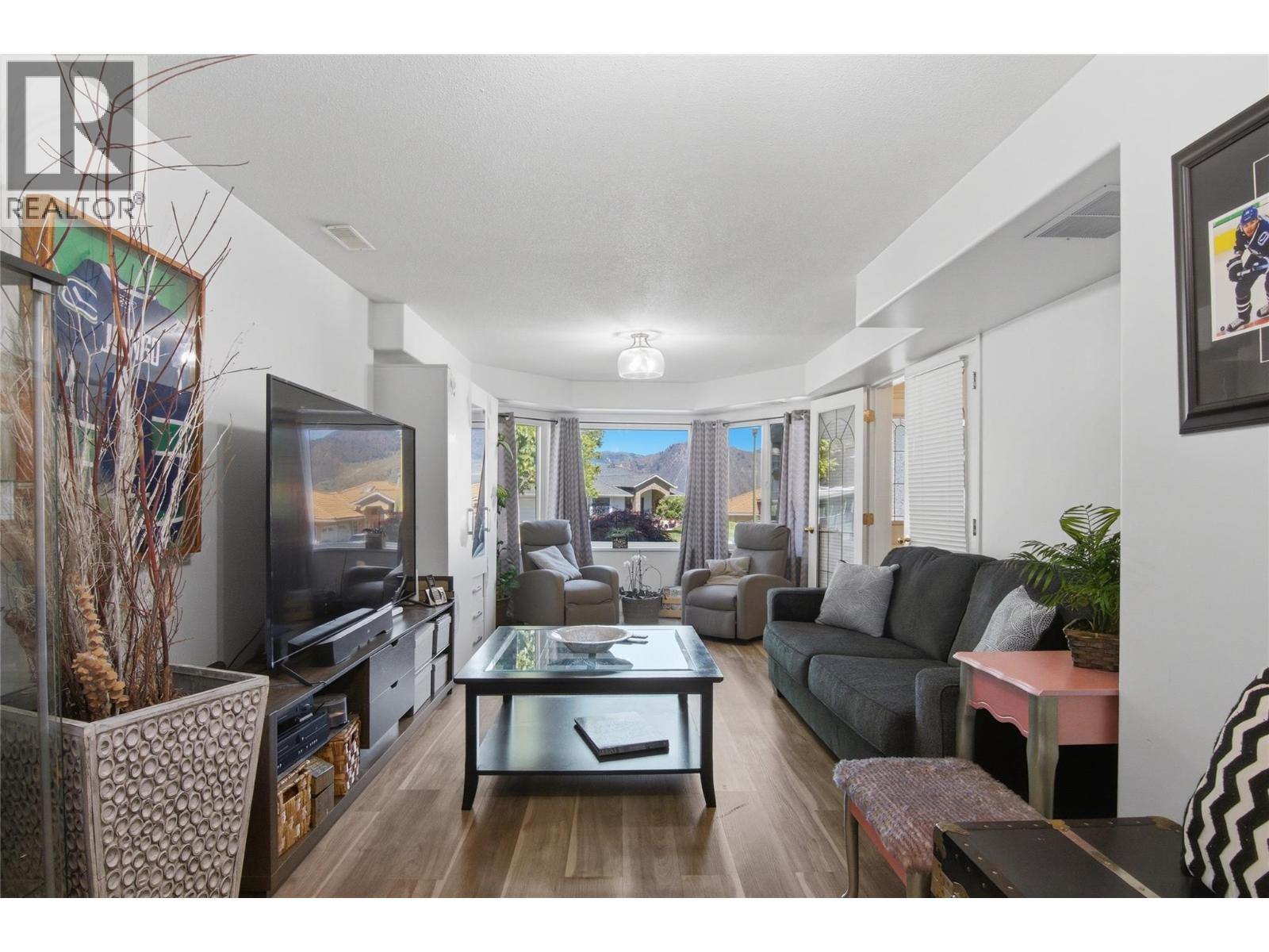 87 Thor Drive, Kamloops, BC - Indoor Photo Showing Living Room