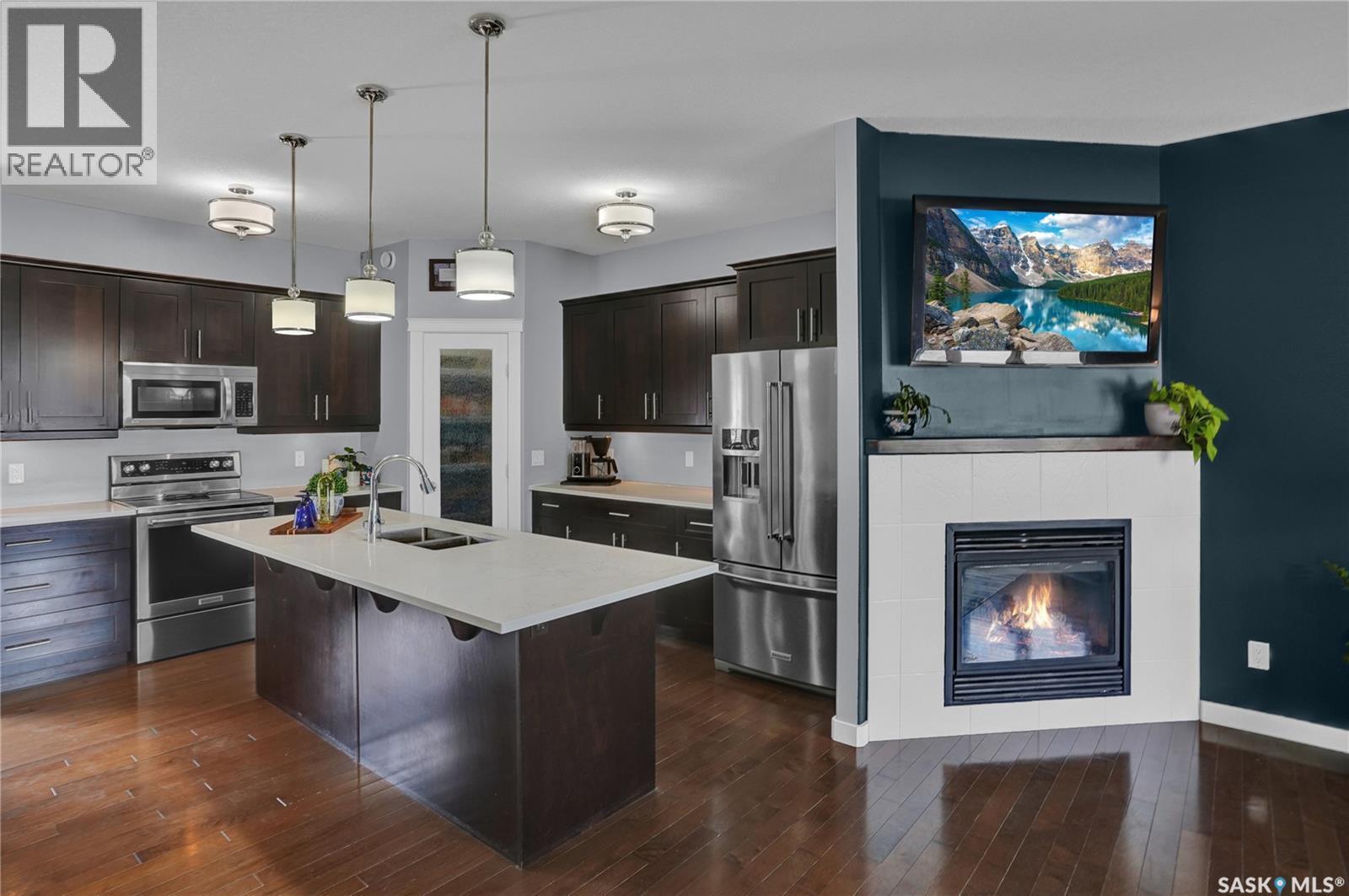 121 Everton Crescent, Moose Jaw, SK - Indoor Photo Showing Kitchen With Double Sink With Upgraded Kitchen