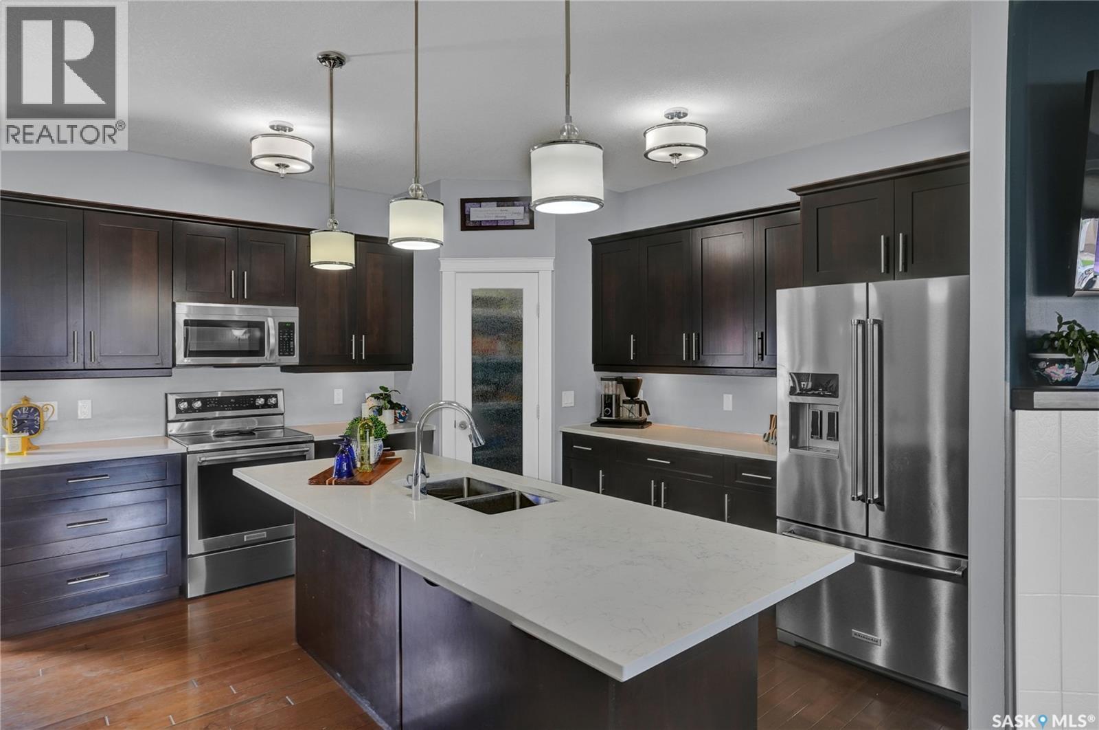 121 Everton Crescent, Moose Jaw, SK - Indoor Photo Showing Kitchen With Double Sink With Upgraded Kitchen