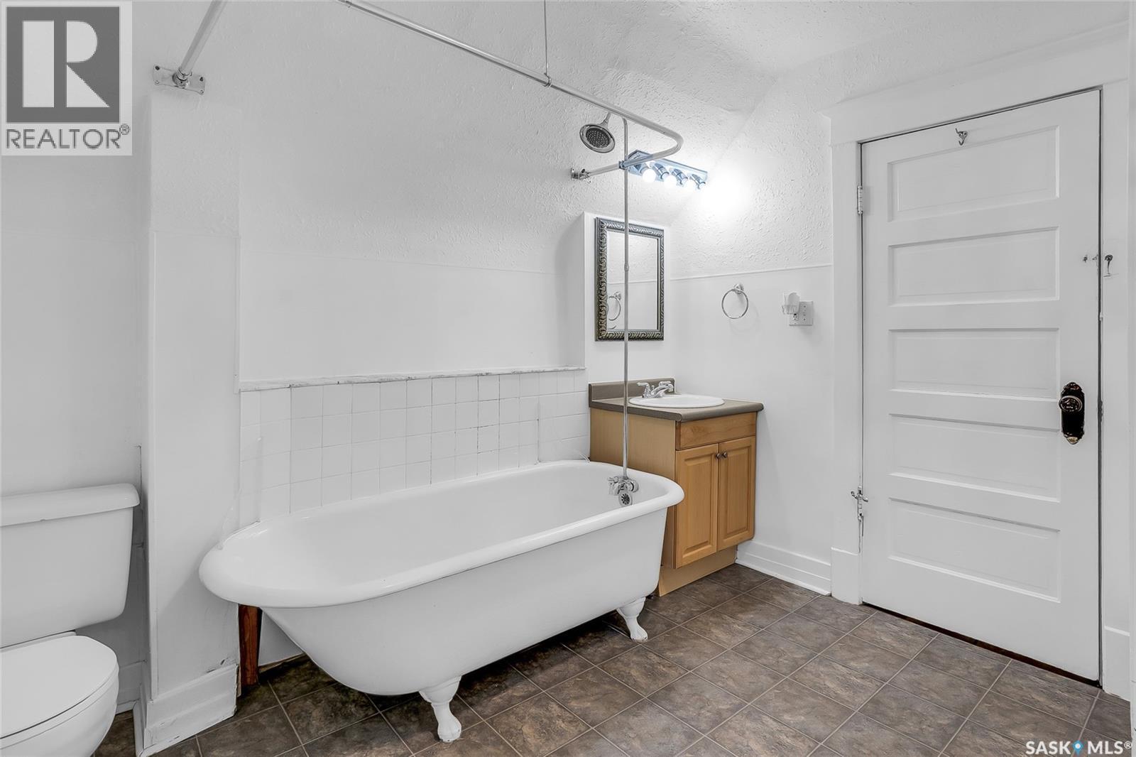 524 7Th Street E, Saskatoon, SK - Indoor Photo Showing Bathroom
