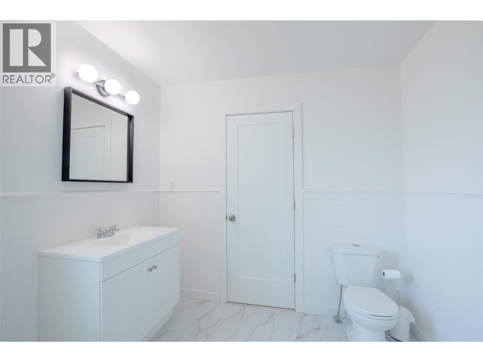 Main Bathroom - 710 Devon Street, Creston, BC - Indoor Photo Showing Bathroom