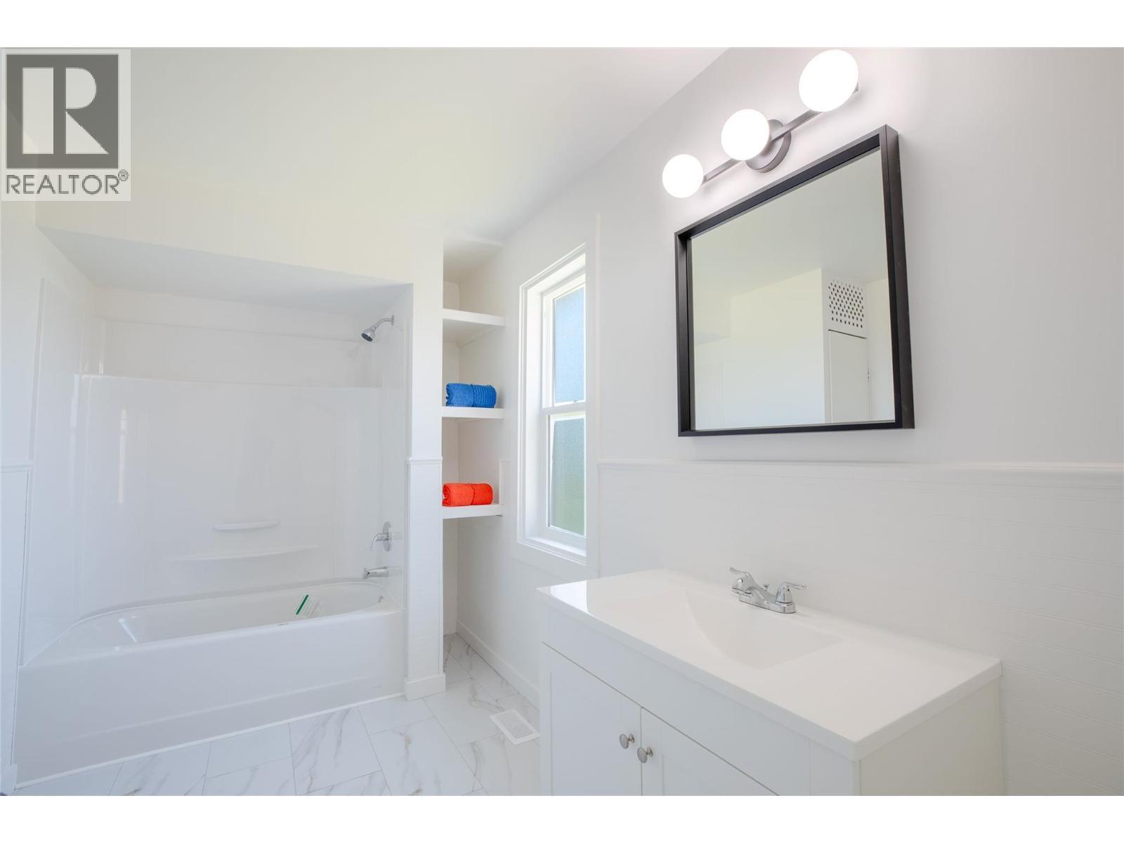 Main Bathroom - 710 Devon Street, Creston, BC - Indoor Photo Showing Bathroom