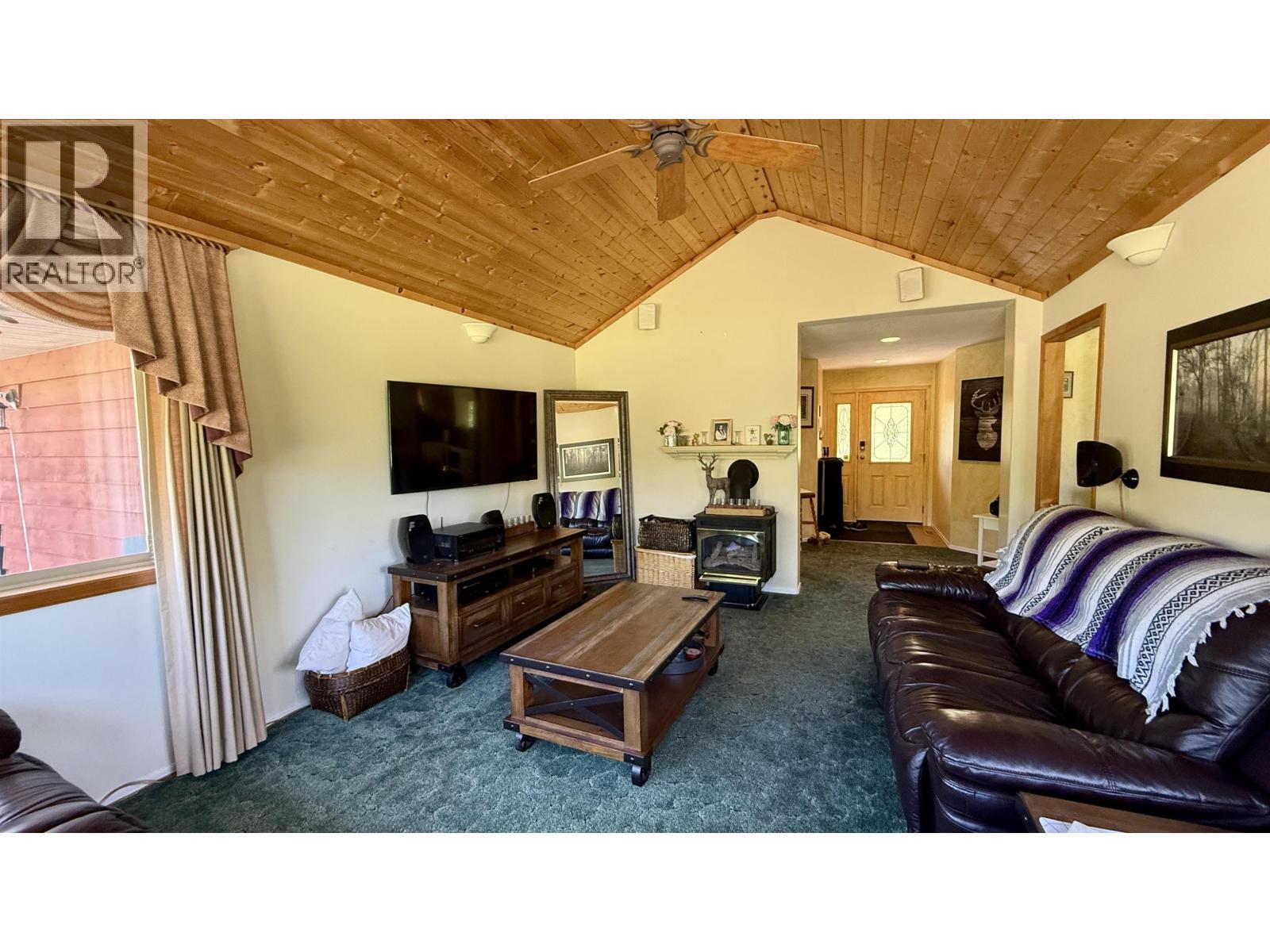 7364 Watch Lake Road, Lone Butte, BC - Indoor Photo Showing Living Room