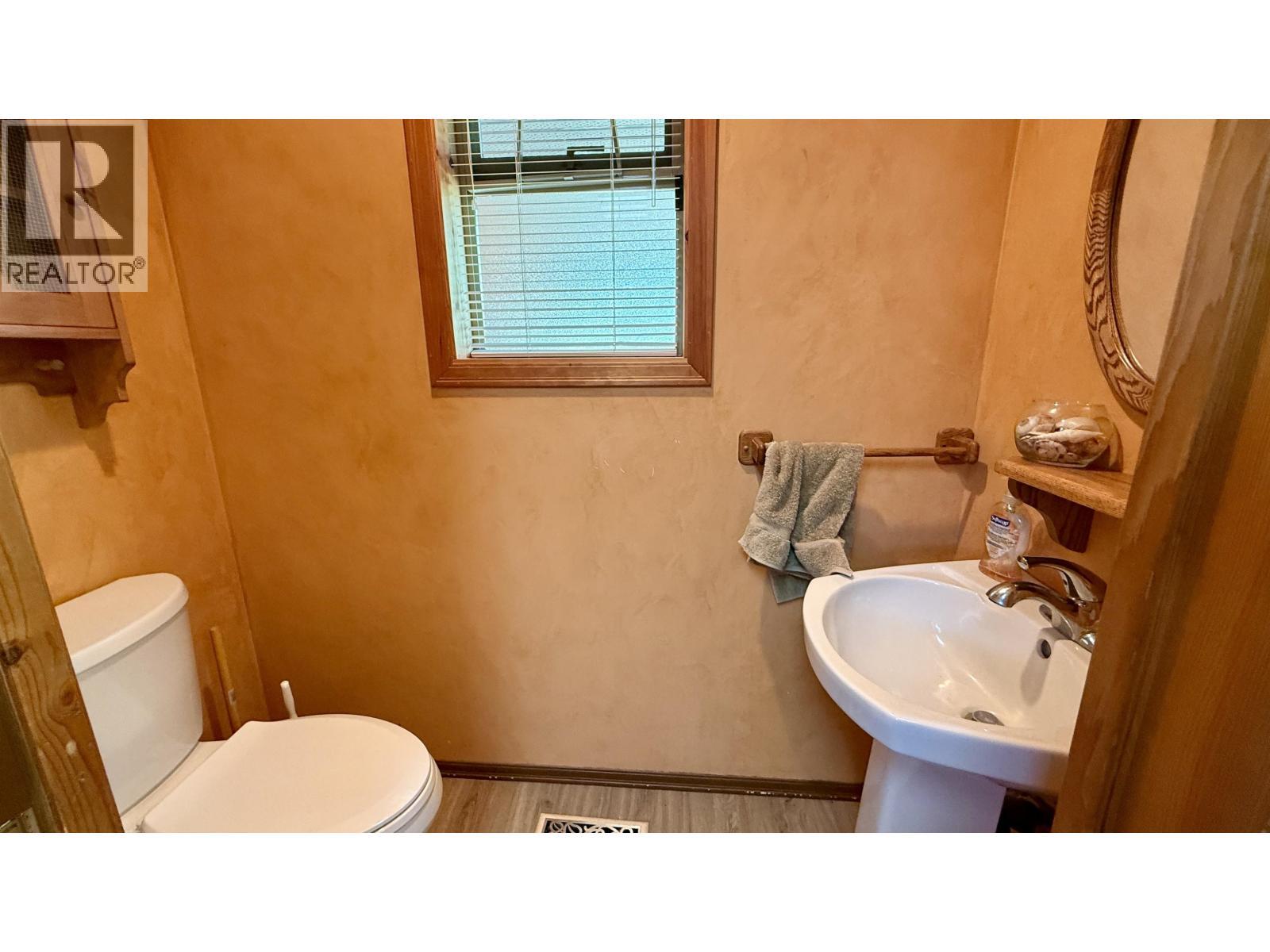 7364 Watch Lake Road, Lone Butte, BC - Indoor Photo Showing Bathroom