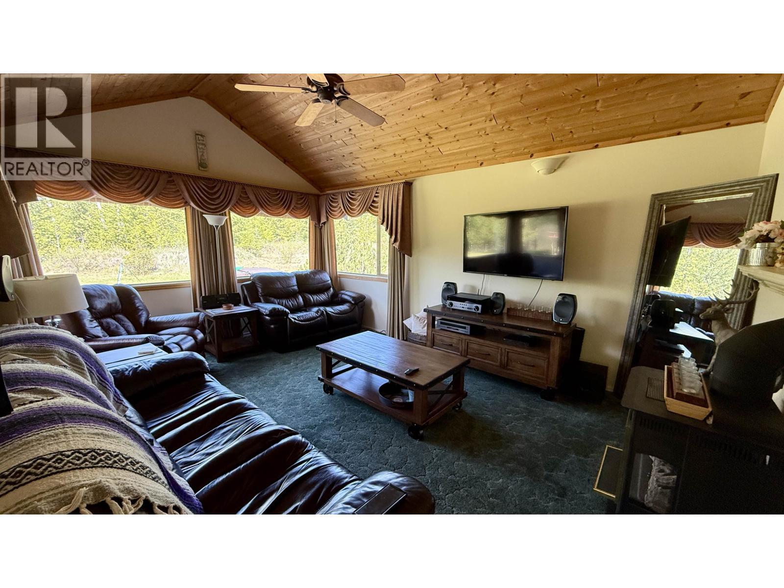 7364 Watch Lake Road, Lone Butte, BC - Indoor Photo Showing Living Room