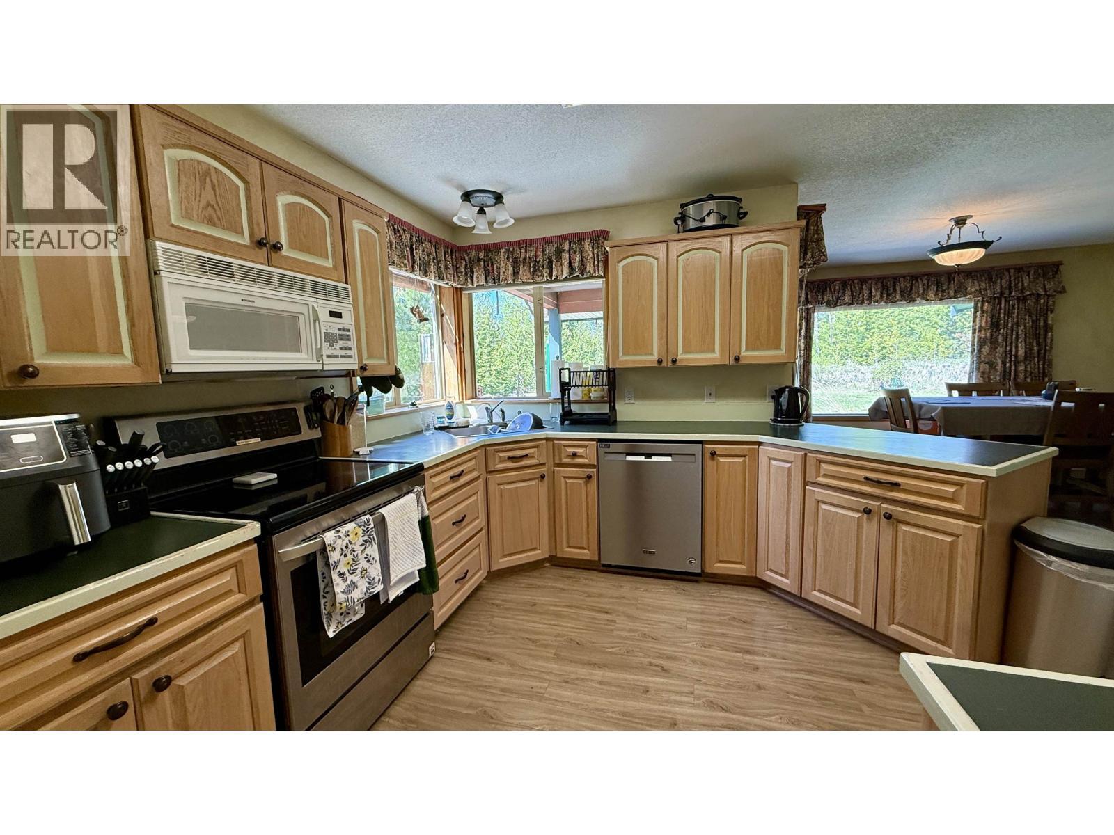 7364 Watch Lake Road, Lone Butte, BC - Indoor Photo Showing Kitchen