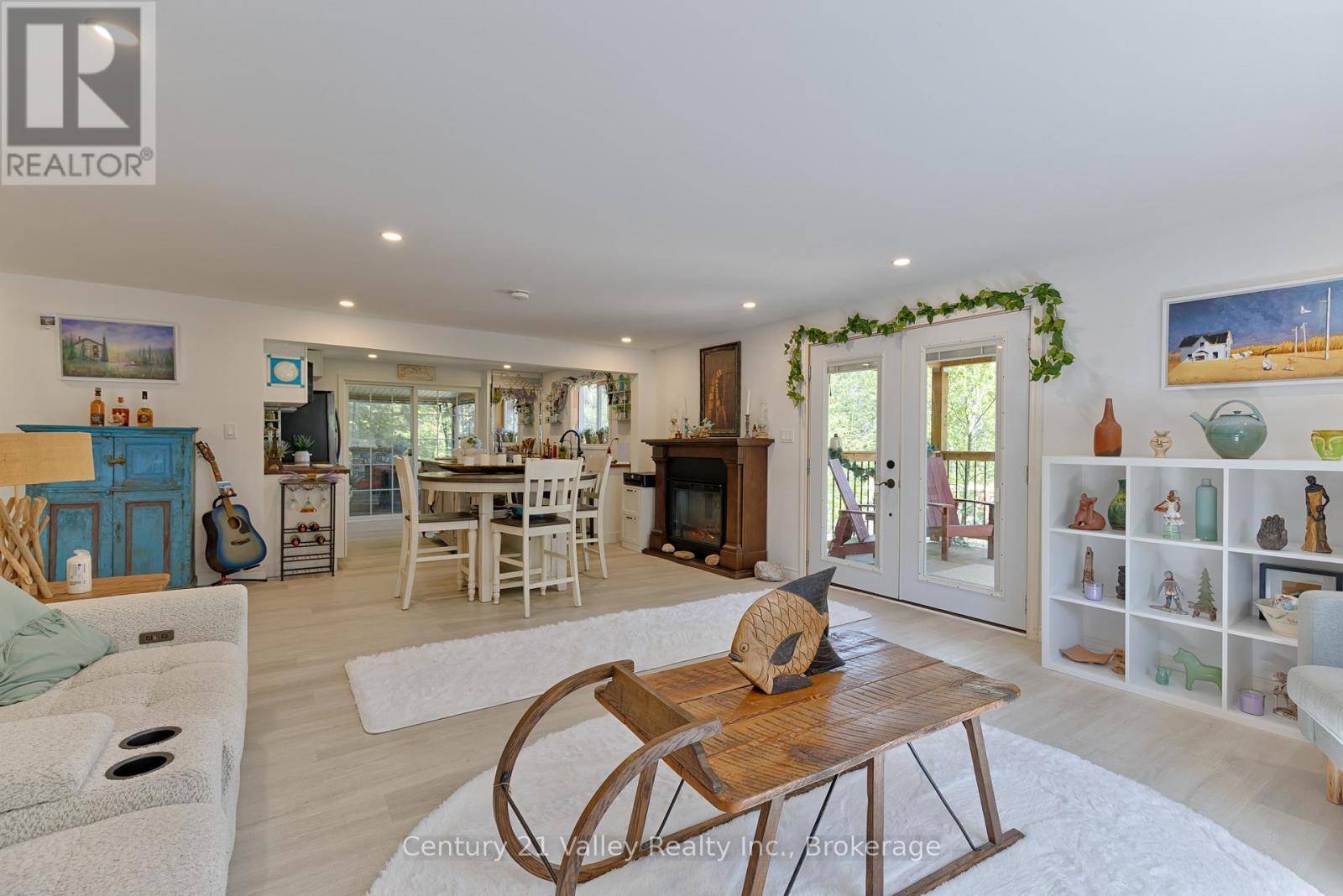 593 Inglis Road, Greater Madawaska, ON - Indoor Photo Showing Living Room