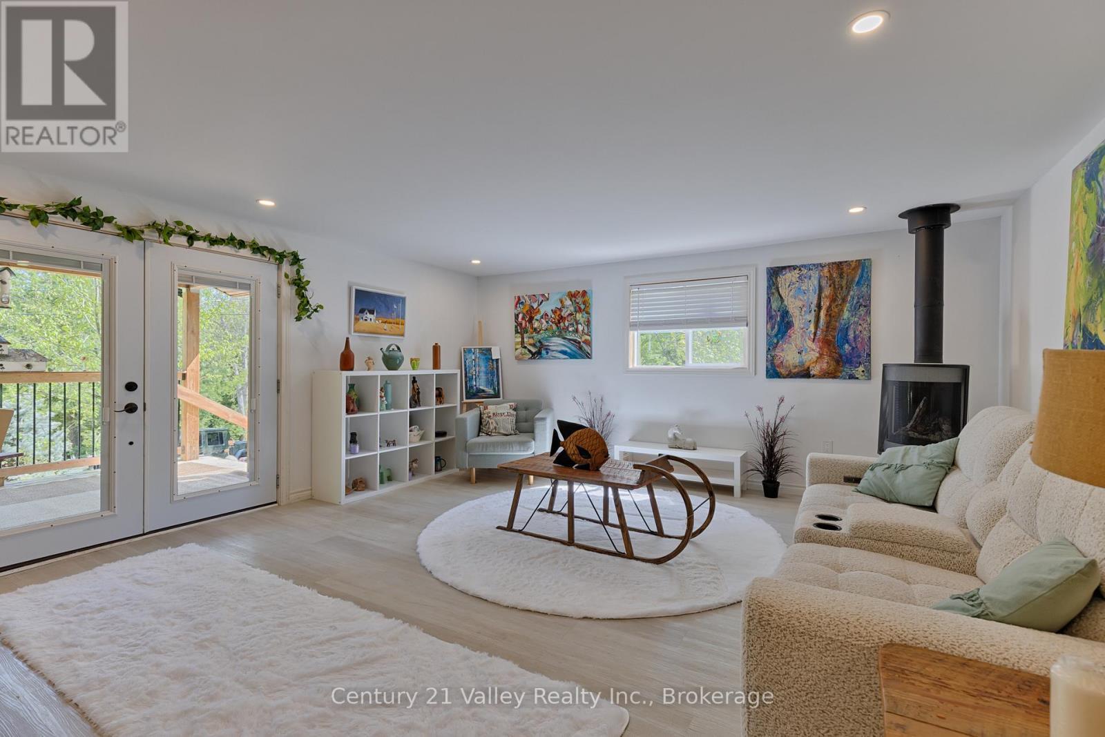 593 Inglis Road, Greater Madawaska, ON - Indoor Photo Showing Living Room
