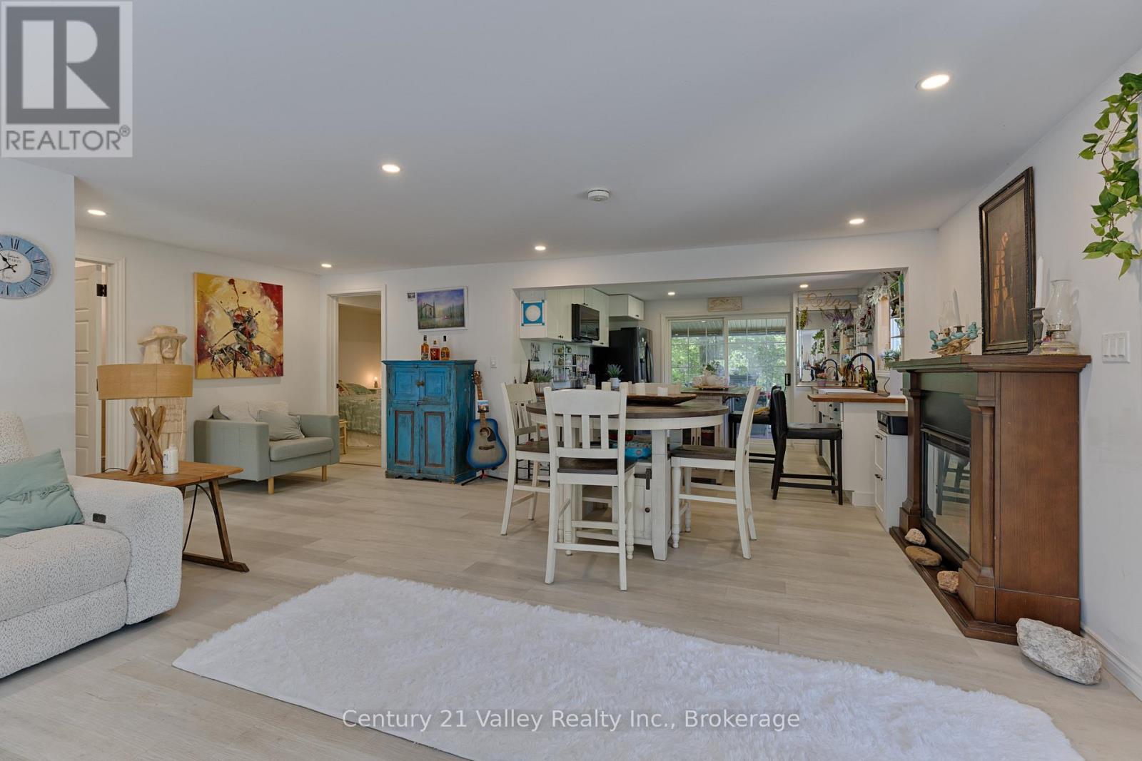 593 Inglis Road, Greater Madawaska, ON - Indoor Photo Showing Living Room